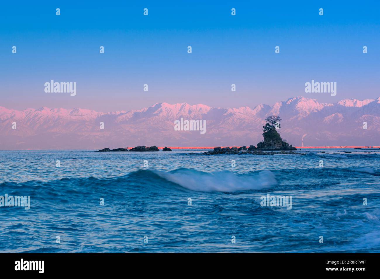 Scena serale della costa di Amaharashi e della catena montuosa di Tateyama Foto Stock