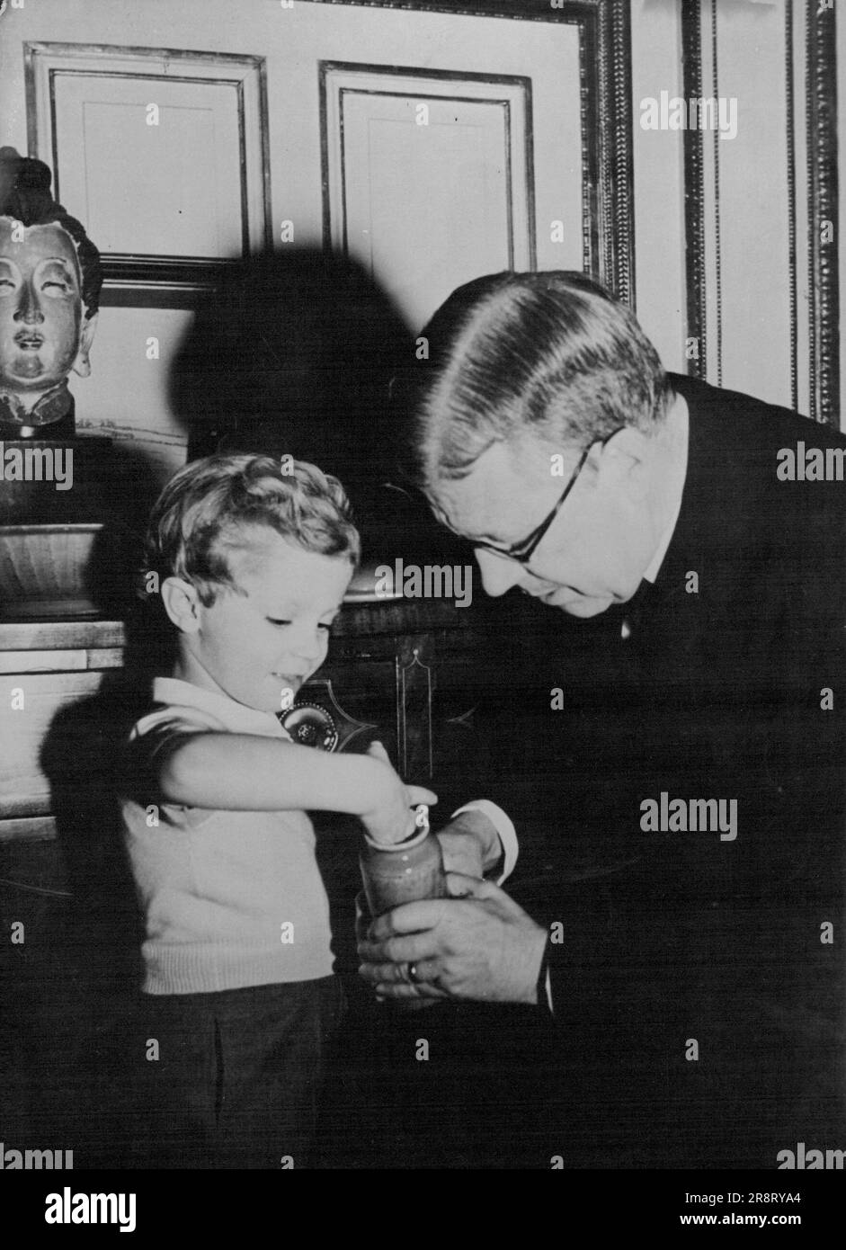 Re Gustaf Adolf di Svezia e Principe ereditario Carl Gustaf - Studio di ritratto di Karl Gullers. Febbraio 6, 1952. (Foto tramite Camera Press) Foto Stock