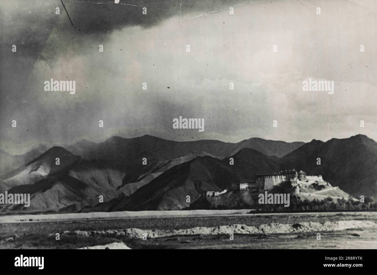 Tibet, Regno Eremita -- il sole non sempre splende nel Tibet montano. Qui una tempesta di grandine attraversa il paesaggio proibente verso il Potala, palazzo invernale del Dalai lama. 5 maggio 1948. (Foto di stampa pittorica). Foto Stock