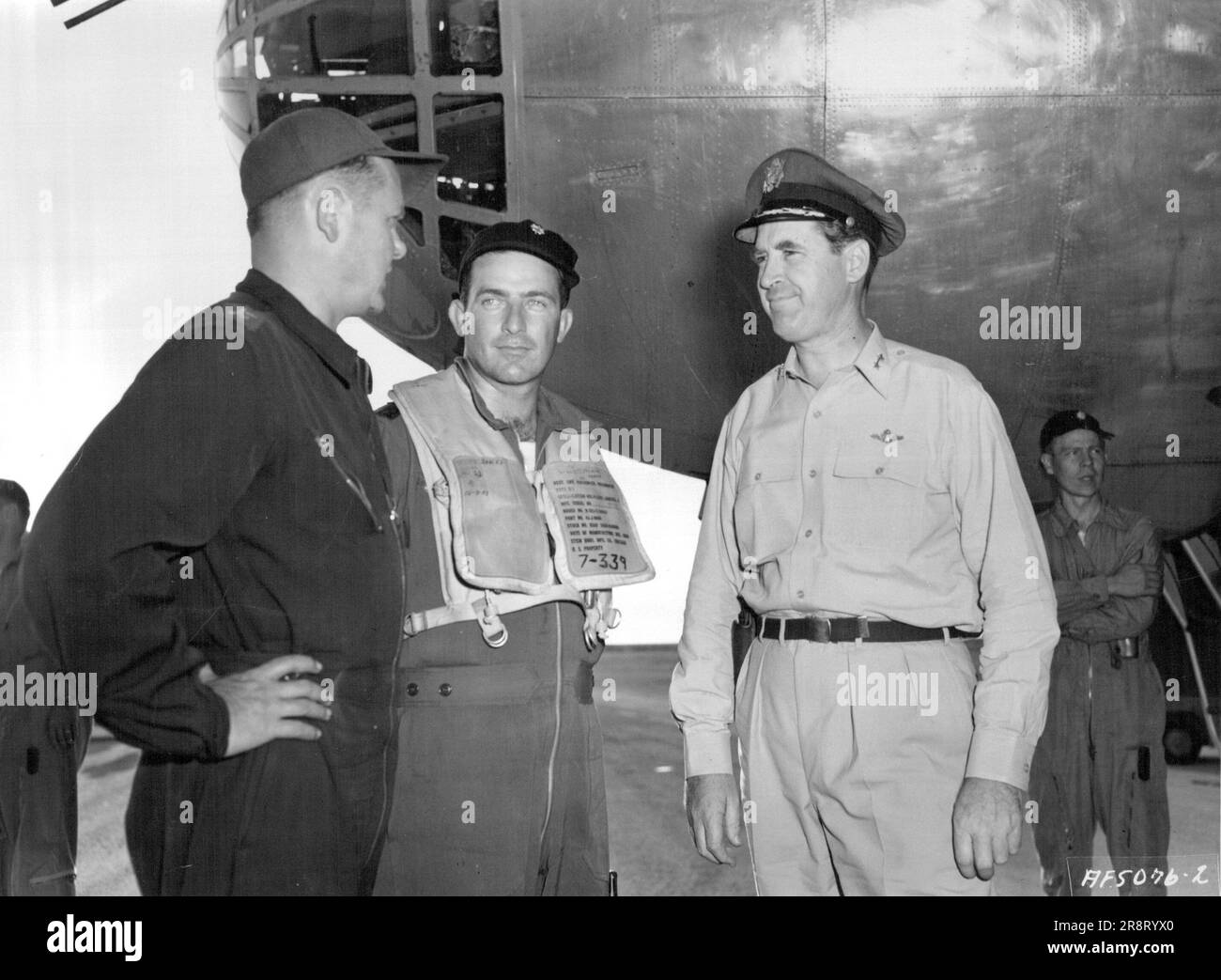 Il Gen. Walter C. Sweeney, Jr. (A destra) Wheeling, WO va., discute il volo di addestramento intercontinentale di un certo numero di bombardieri B-36 dopo l'arrivo Martedì dell'aereo in Estremo Oriente. Il generale Sweeney è comandante delle forze di comando aeree strategiche coinvolte in questo esercizio. A sinistra si trova il colonnello James V. Edmundson, Santa Monica, California, che è il comandante dell'ala. Al centro si trova il Lt. Col. F. C. Wright, Spokane, Washington, comandante dell'aereo principale B-36 che partecipa al volo non-stop. Agosto 26, 1953. (Foto di U.S. Air Force Photo). Foto Stock