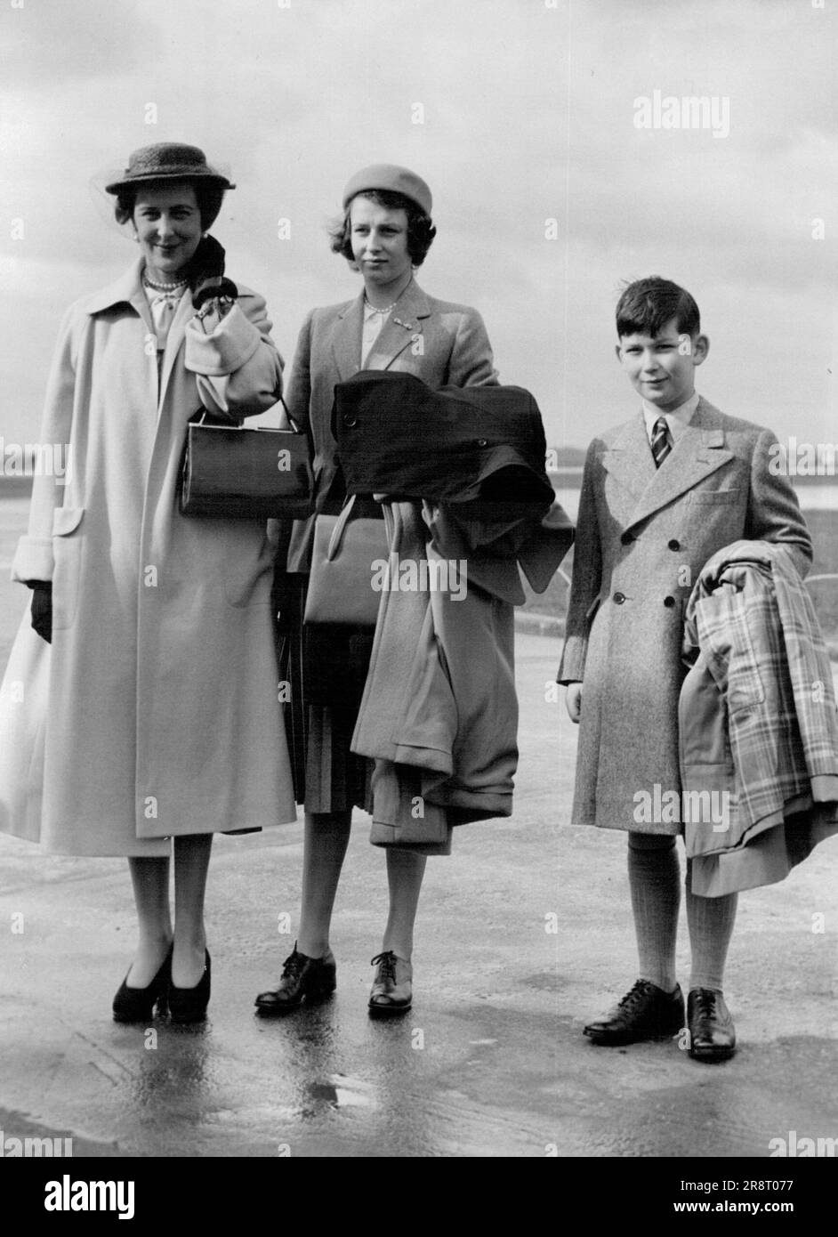 In aereo reale per la Riviera - la Duchessa (a sinistra) con la Principessa Alexandra e il Principe Michael all'aeroporto la Principessa si è appena ripresa dalla sua operazione per adenoidi. La Duchessa di Kent, la Principessa Alexandra, 13 anni, e il Principe Michele, 8 anni, Hanno fatto il loro primo viaggio in uno dei vichinghi volo del Re quando hanno lasciato l'aeroporto di Londra per Nizza la mattina dell'8 aprile 1951. L'aereo reale era diretto a Malta per portare la principessa Elisabetta e il duca di Edimburgo a Roma. Nizza è una normale fermata per il rifornimento di carburante per il viaggio dei vichinghi a Malta. 7 settembre 1954. (Foto associata alla stampante foto). Foto Stock