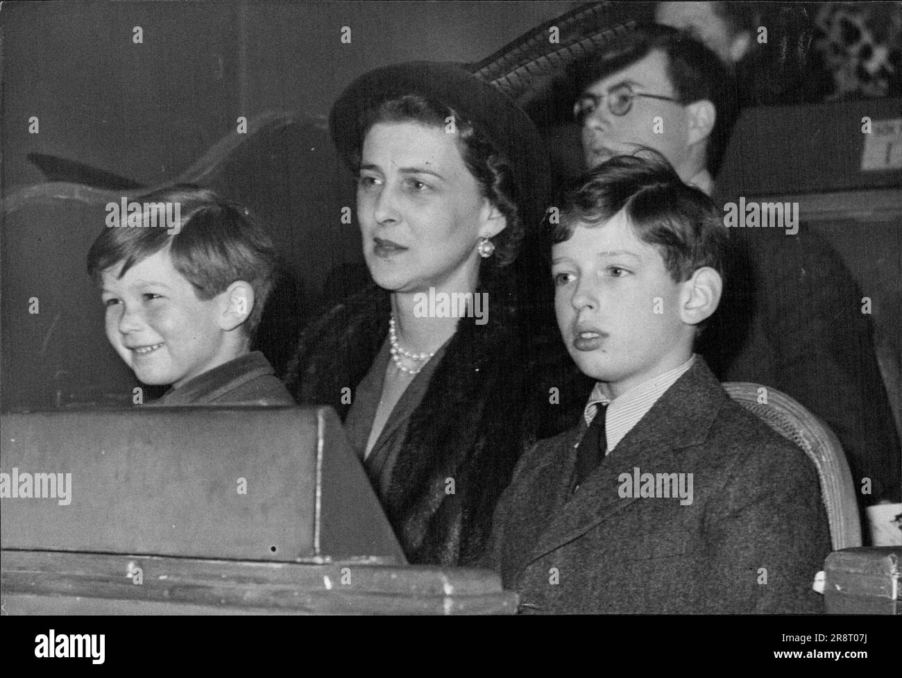 Regalati ai bambini reali -- da sinistra a destra: Il principe Michael di Kent (seduto in grembo a sua madre) la duchessa di Kent e il duca di Kent che assistono a una svolta nel circo ad Olympia questo pomeriggio, venerdì. H.R.H. La duchessa di Kent ha portato i suoi due ragazzi a Bertram Mills Circus a Olympia (Londra) questo pomeriggio. Venerdì. Dove, con migliaia di altri bambini, il Duca di Kent e il Principe Michael di Kent si unirono alle emozioni e alla lega del più grande spettacolo sulla Terra. 10 gennaio 1947. Foto Stock