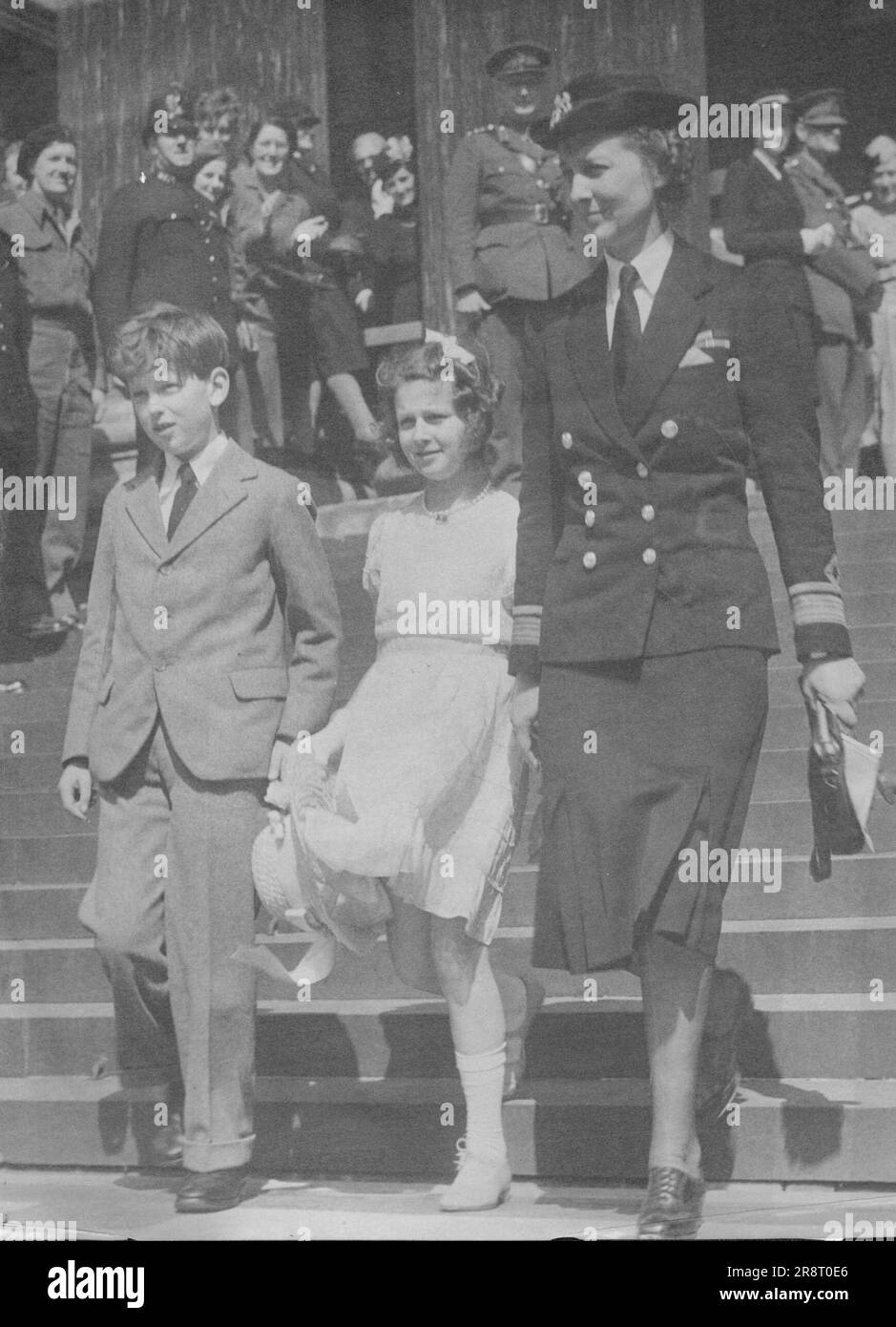 Duchessa di Kent a St, servizio di ringraziamento di Paolo -- la Duchessa di Kent con i suoi figli, il principe Edoardo e la principessa Alexandra, lasciando St Paul, Londra, dopo il servizio nazionale di ringraziamento, al quale hanno partecipato il Re e la Regina, la Regina Maria, la Principessa Elisabetta, la Principessa Margaret, il primo Ministro e la Signora Churchill e molte altre personalità eminenti. 14 maggio 1945. Foto Stock