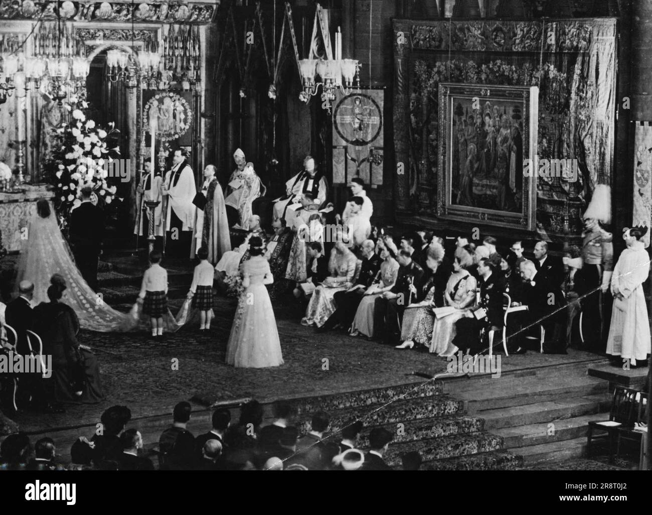 Matrimonio reale - la scena nell'Abbazia ai gradini dell'altare durante la cerimonia. Novembre 20, 1947. (Foto di London News Agency Photos). Foto Stock