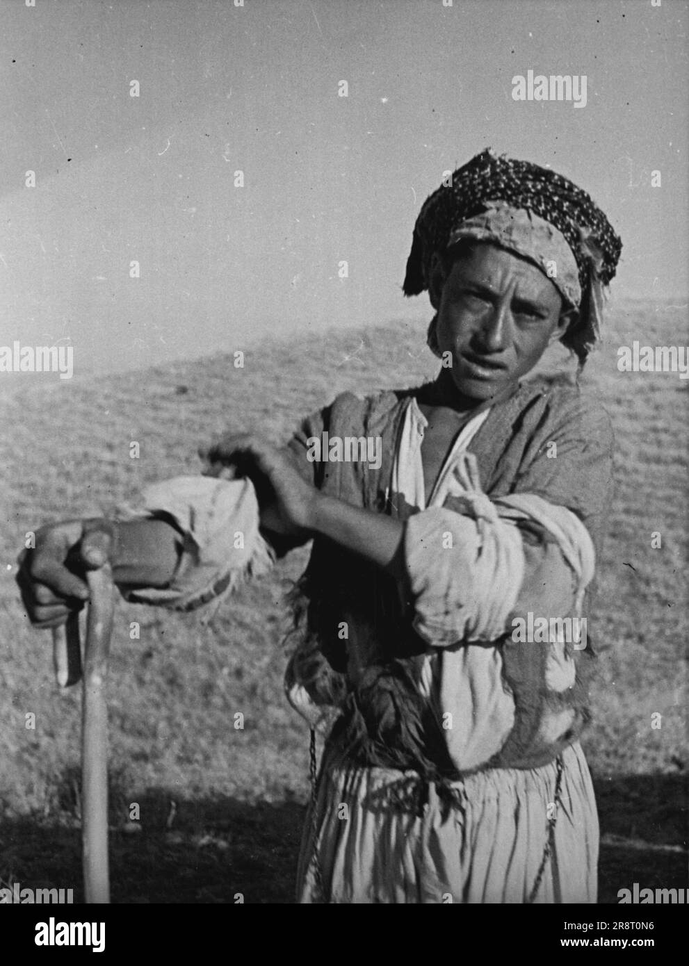 Kurdistan - Middle East Danger Spot -- Un giovane pastore in Kurdistan. Quando ha un fucile sarà considerato un uomo. Fino ad allora la sua quasi biblica truffa deve fare. Agosto 19, 1949. (Foto di stampa pittorica). Foto Stock