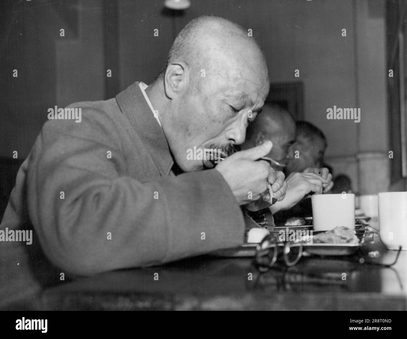 Cena pre-Natale per Tojo -- Hideki Tojo, (sopra), numero uno sospettato crimini di guerra, mangia una cena pre-Natale a Tokyo, Giappone, 24 dicembre, con altri prigionieri nella sala ante del tribunale internazionale per crimini di guerra. La cena, preparata per tutti gli alti funzionari giapponesi ora in prova, consisteva in cavolo ripieno, pane, burro, spinaci, pomodori stufati e caffè. Dicembre 26, 1947. (Foto per foto stampa associata). Foto Stock