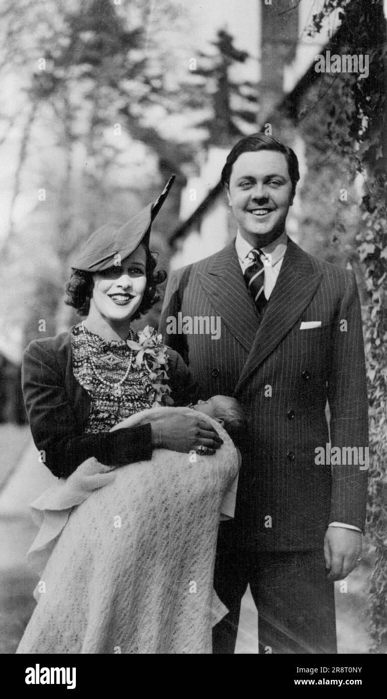 Figlia di Sir Anthony Tichborne battezzata - Sir Anthony e Lady Tichborne con la terza figlia dopo il battesimo di oggi. Il battesimo ha avuto luogo oggi a St. Margaret's Church, Tichborne, Hants, della figlia di Sir Anthony e Lady Tichborne. La bambina ha ricevuto i nomi di Anne Denise. Il principe Bsebelode di Russia era padrino. 2 aprile 1938. (Foto di Keystone). Foto Stock