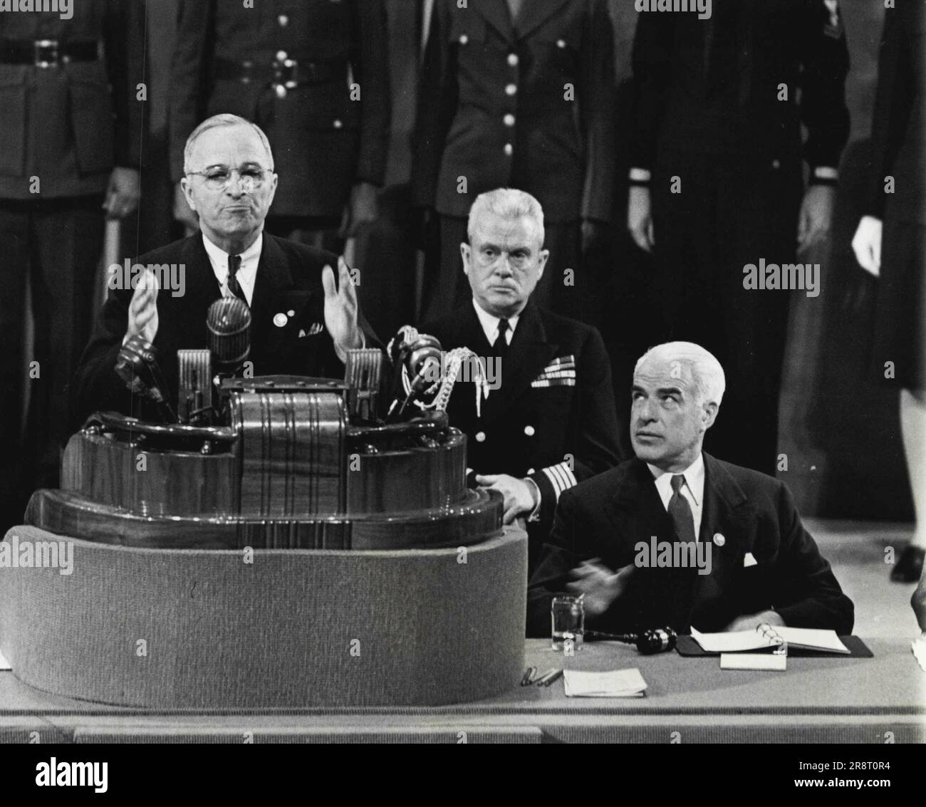 Discorso di Truman sessione conclusiva -- il Presidente Truman (on rostrum) si rivolge alla sessione conclusiva della conferenza delle Nazioni Unite a San Francisco, 26 giugno. A sinistra di Truman c'è il Segretario di Stato Stettinius e dietro Stetinius c'è il Capitano James K. Vardman, Naval Aide. Giugno 26, 1945. (Foto per foto stampa associata). Foto Stock