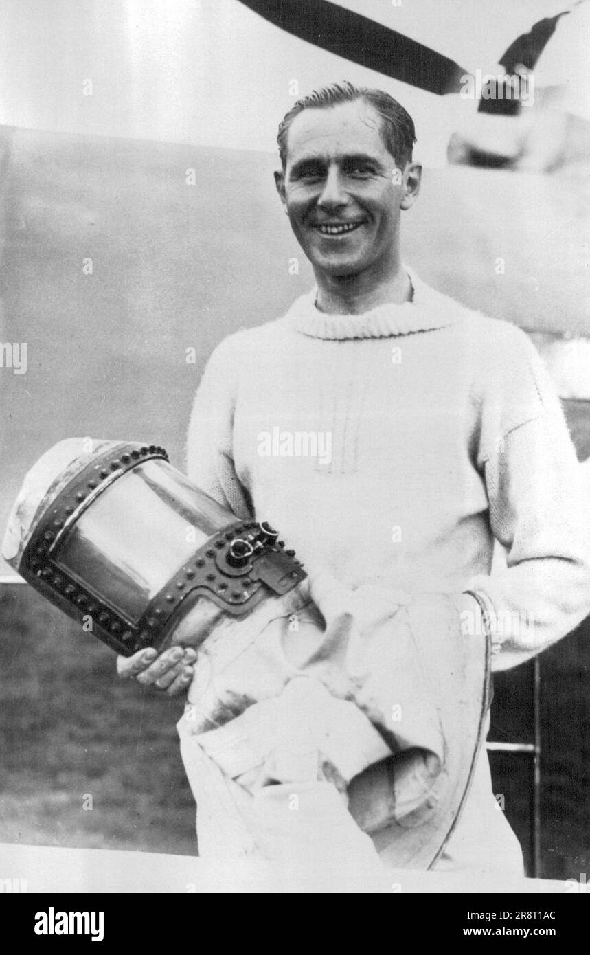 Il più alto in un aereo nuovo record di altitudine del mondo di British R.A.F.: Squadron-leader Swain, che ha fatto il nuovo record mondiale di altitudine per gli aerei, visto tenere la sua tuta da ossigeno sigillata. L'annuncio del verbale è stato fatto dal Ministero dell'aria stasera 29 settembre. Il leader dello Squadron F. R. D. Swain della Royal Air Force ha fatto un nuovo record mondiale di altitudine per aerei di 49.967 piedi qui oggi. Ha fatto il record su un monoplano Bristol. la più grande monoposto mai costruita. Indossava una tuta di volo sigillata appositamente costruita per l'ossigeno, in cui era possibile il libero movimento per i controlli. O… Foto Stock