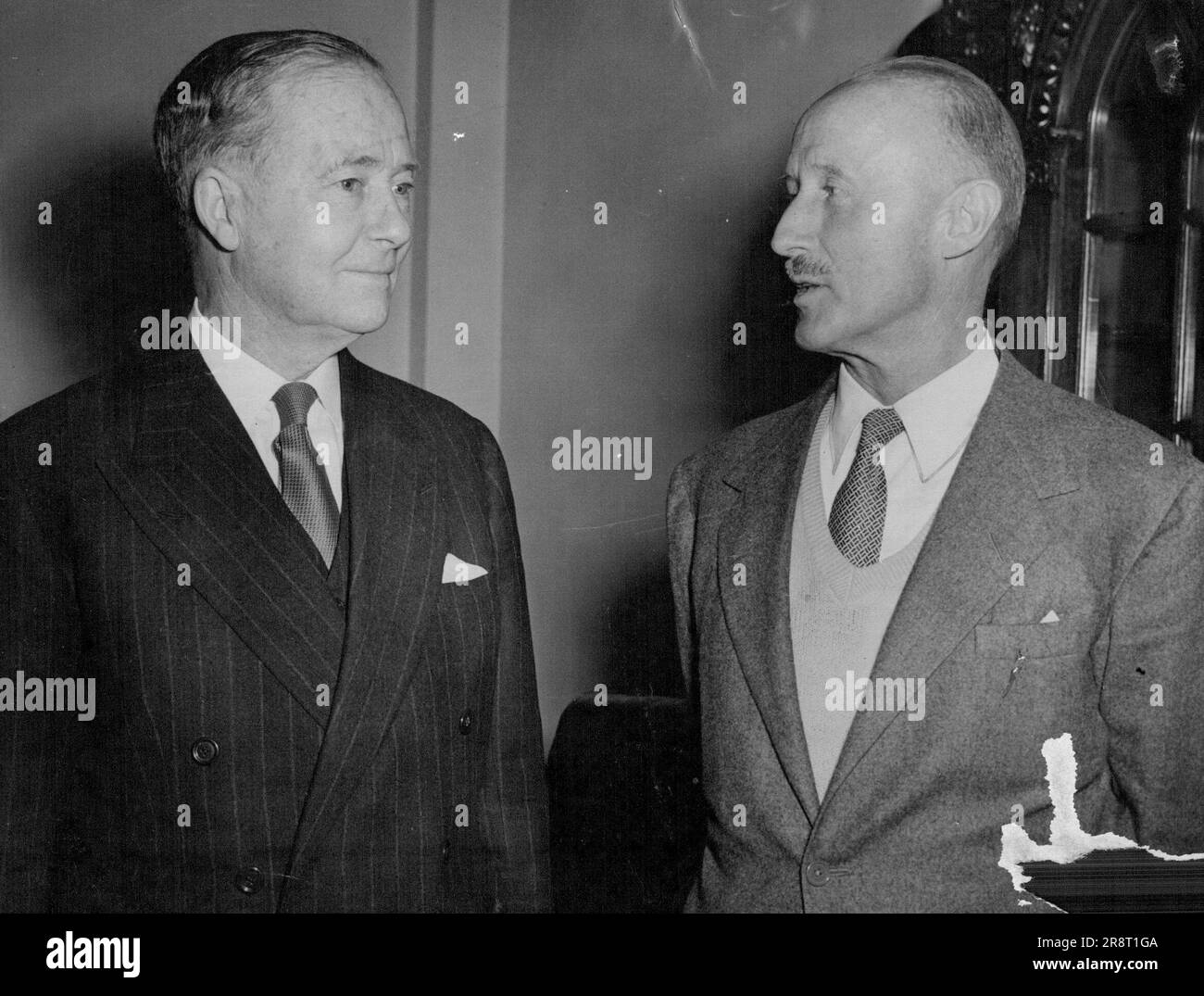 Australian Air Pioneer a Londra - Capitano Patrick Gordon Taylor G.C., M.G., uno dei mos Distinguished Commissioner australiani a Londra, Sir Thomas White all'Australia House, Aldwych, Londra, oggi (giovedì). Il capitano Taylor, pioniere delle comunicazioni aeree australiane, è in Gran Bretagna per prendere in consegna un breve idrovolante di classe Sandringham Bermuda in cui quest'anno effettua una serie di crociere turistiche aeree nel Pacifico. Nel 1951 come capitano di un idrovolante catalina, il capitano Taylor effettuò il primo attraversamento del Pacifico meridionale da Sydney a Valparaiso. Ha iniziato la sua carriera di pilota di caccia in t… Foto Stock