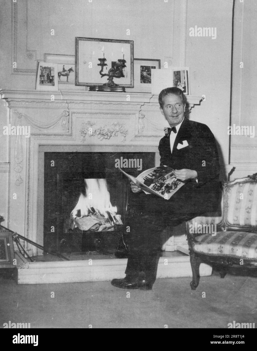 Aage, lo sguardo e il libro. Seguendo i tempi, ha appena lasciato questo salone con i suoi mobili antichi e le decorazioni d'epoca per un "attico nel seminterrato" in stile moderno. 7 marzo 1954. Foto Stock