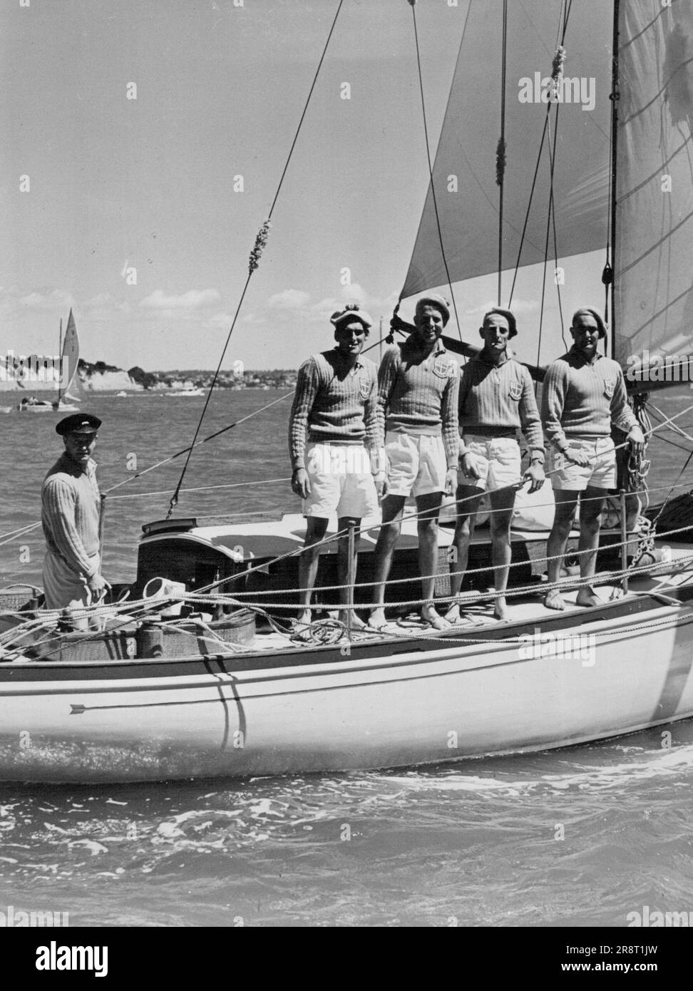 Equipaggio della speranza 30ft. Auckland nave dopo la partenza F. Norman, S. Brown, N. Coleman, P. Edmonds & R Shaw. Febbraio 09, 1951. (Foto del N.Z. Herald). Foto Stock