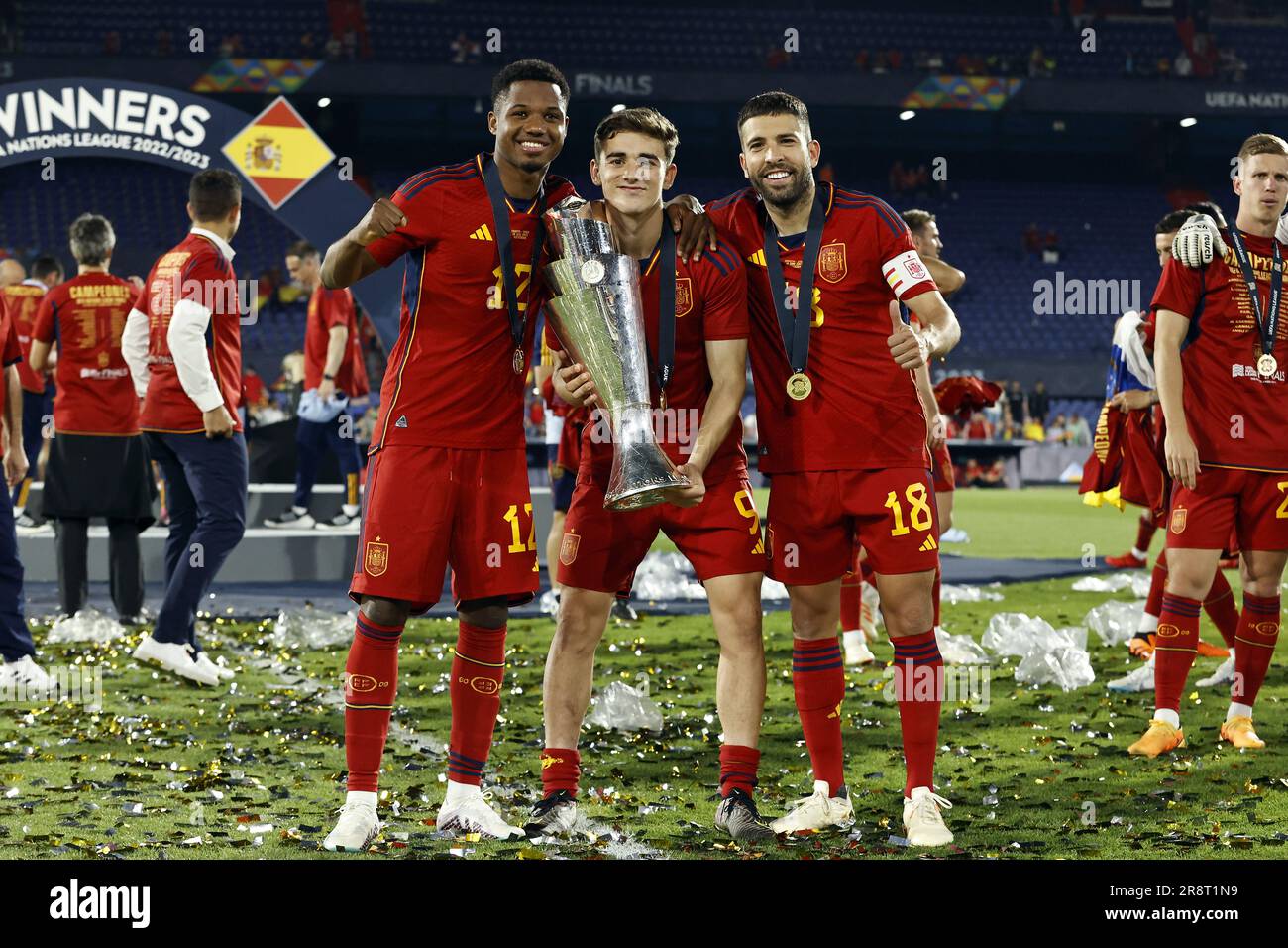 ROTTERDAM - (LR) Ansu dati di Spagna, Gavi di Spagna, Jordi Alba di Spagna con il trofeo della Lega delle Nazioni durante la finale della UEFA Nations League tra Croazia e Spagna allo stadio di Feyenoord de Kuip il 18 giugno 2023 a Rotterdam, Paesi Bassi. AP | Olandese altezza | MAURICE DI PIETRA Foto Stock