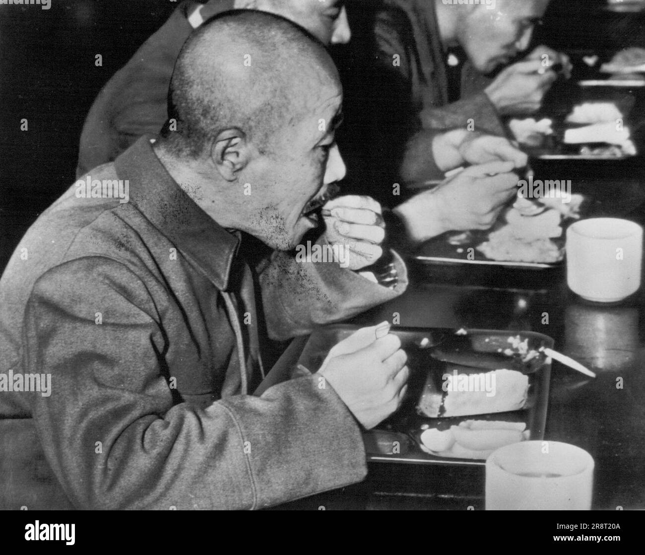 Tojo ha pranzo -- l'ex Premier giapponese Hideki Tojo mangia un pranzo 'GI' durante la pausa nel processo di ex alti funzionari giapponesi accusati di crimini di guerra a Tokyo. Tojo è l'unico imputato che ancora indossa la sua uniforme. Ottobre 18, 1947. (Foto di AP Wirephoto). Foto Stock