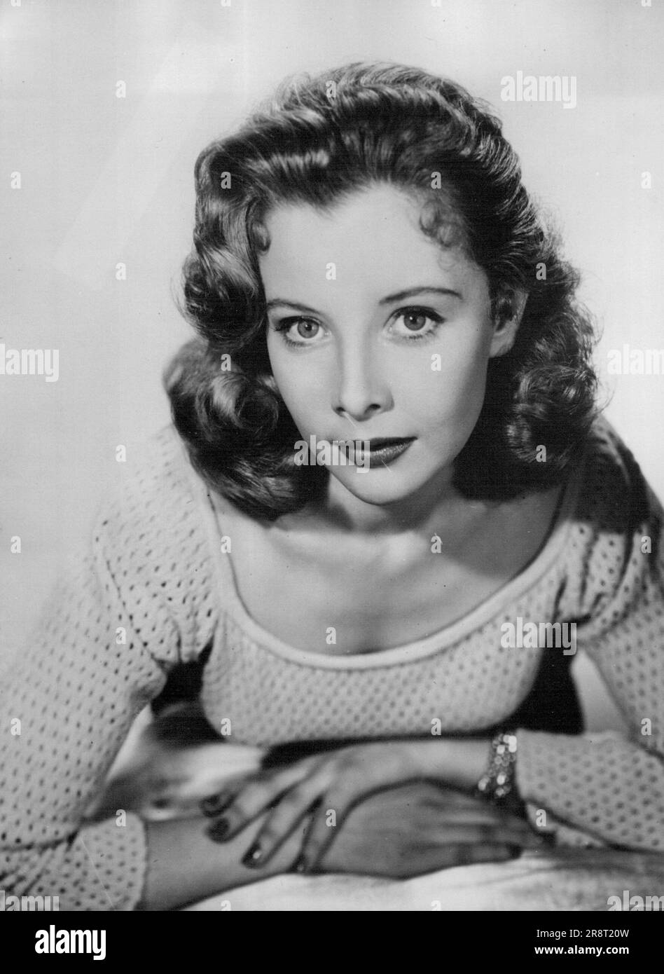 IT Was Touch and Go qual è la connessione tra un braccio rotto e una giovane attrice cinematografica, June Thornburn? Beh, il braccio appartiene a Jack Hawkins e, rompendolo, ha tenuto le riprese del suo nuovo film "Touch and Go" abbastanza a lungo da permettere a June di diventare disponibile per il ruolo di sua figlia sullo schermo. June era originariamente favorita per interpretare la parte nel film Michael Balcon - Ealing Studios, ma era allora impegnata con un altro studio. L'incidente di Jack durante il recente periodo freddo ha rallentato il lavoro su "Touch and Go" e ora June è disponibile per realizzare il suo undicesimo film in cinque anni. 3 febbraio 1955. (PH… Foto Stock