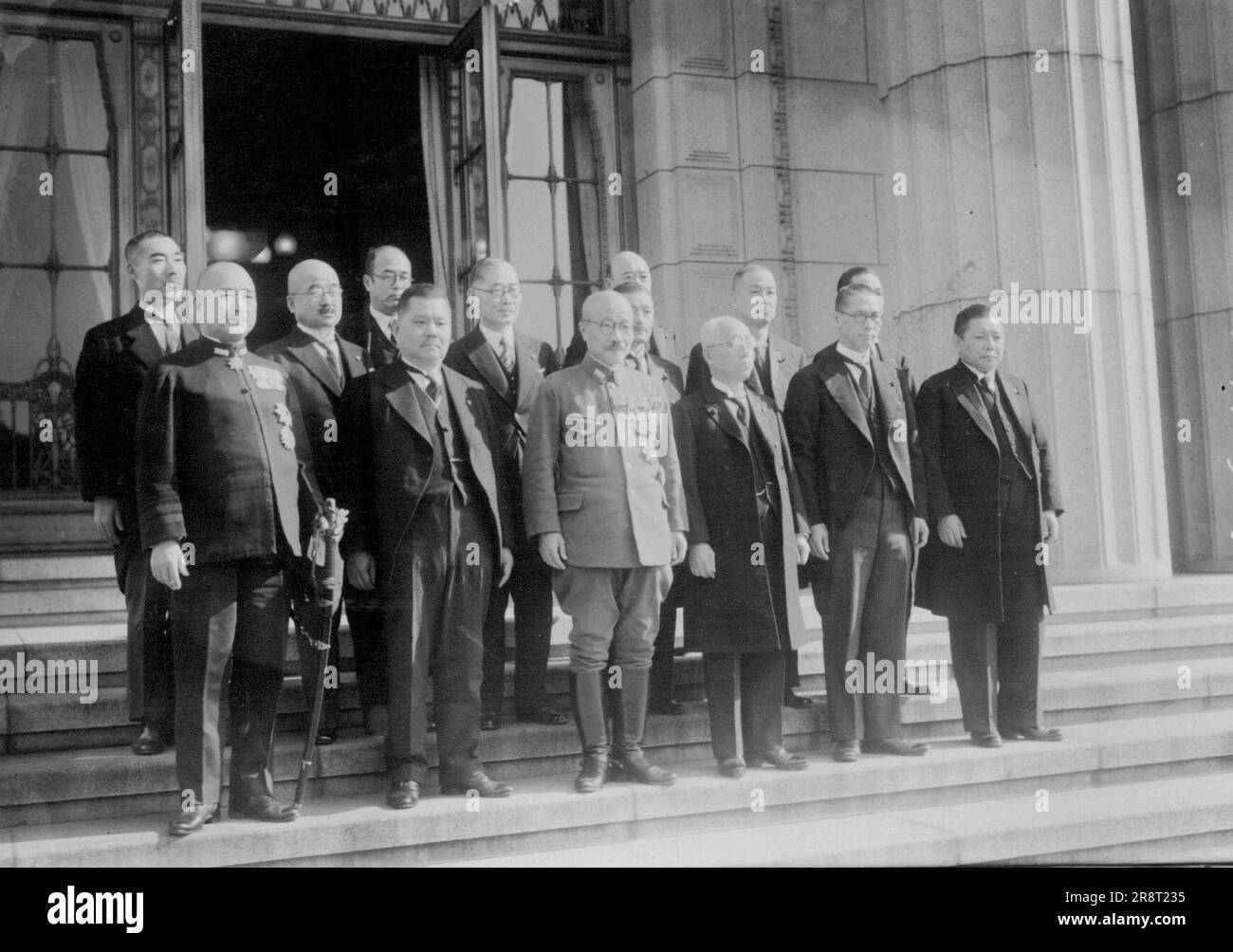 La sessione di dieta apre il ... I membri del Gabinetto, guidato dal Premier generale Hideki Tojo, sono stati fatti sui gradini dell'edificio della dieta dopo l'apertura della sessione di oggi; le foto mostrano: F.l.t.r. in prima fila; il Ministro della Marina ammiraglio Shigetaro Shimade; il Ministro delle finanze Okinobu Kaya, il Premier generale Hideki Tojo; Istruzione M. Dr. Kunihiko Hashide; Presidente del Consiglio di pianificazione, tenente generale Teiichi Suzuki; e Ministro dell'agricoltura e delle foreste, Firoya Ino; (2a fila; F.l.T.r.) Direttore del Consiglio legislativo, Eiichi Morlyeme; ministro del Welfare, tenente generale Chikahiko Koizumi; capo-… Foto Stock