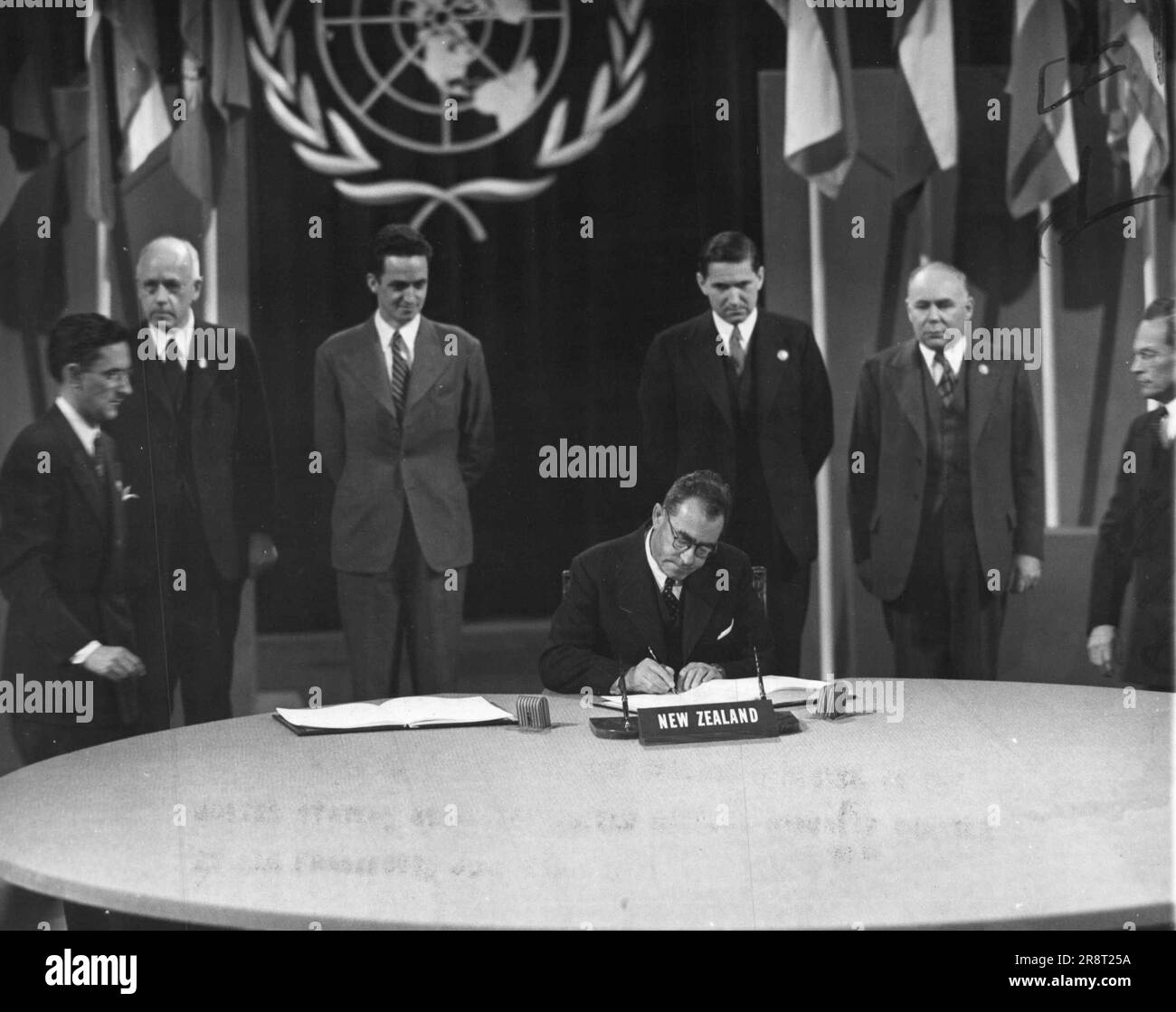 Carl A. Berendsen, ministro neozelandese degli Stati Uniti, firma il capitolo sulla sicurezza delle Nazioni Unite a San Francisco, 30 luglio 1945. (Foto per foto stampa associata). Foto Stock