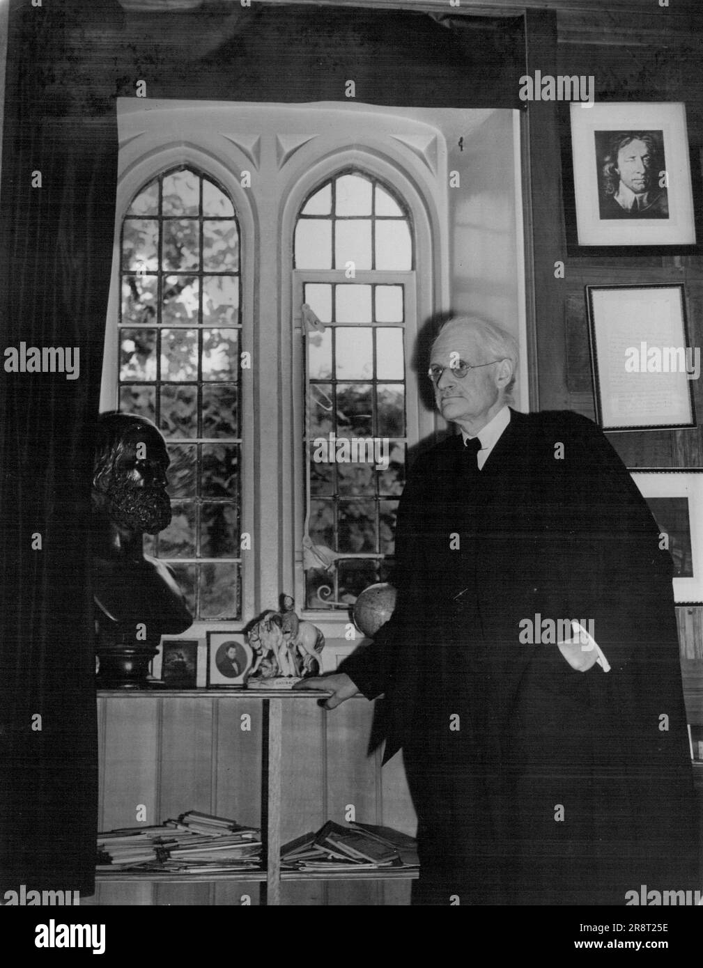 Il Master of Trinity College al Trinity Lodge: Sir George M. Trevelyan vicino alla finestra. Nell'angolo un busto di Socrate, sul muro un ritratto di Oliver Cromwell. 28 marzo 1947. Foto Stock