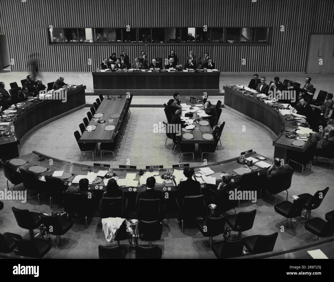 Commissione sociale Open otto sessione -- la Commissione sociale dei 18 membri questa mattina ha aperto la sua ottava sessione, funzionari selezionati (Presidente, Henri Hauck, della Francia; 1 ° Vice-Presidente R.B. Curry, del Canada; 2d Vice-Presidente C.V. Moog, del Brasile; relatore, Dr. G.G. Lotan, di Israele), ha adottato un ordine del giorno di 11 punti e ha iniziato la discussione del primo punto sostanziale. Visione generale della riunione. 12 maggio 1952. (Foto di Unations). Foto Stock