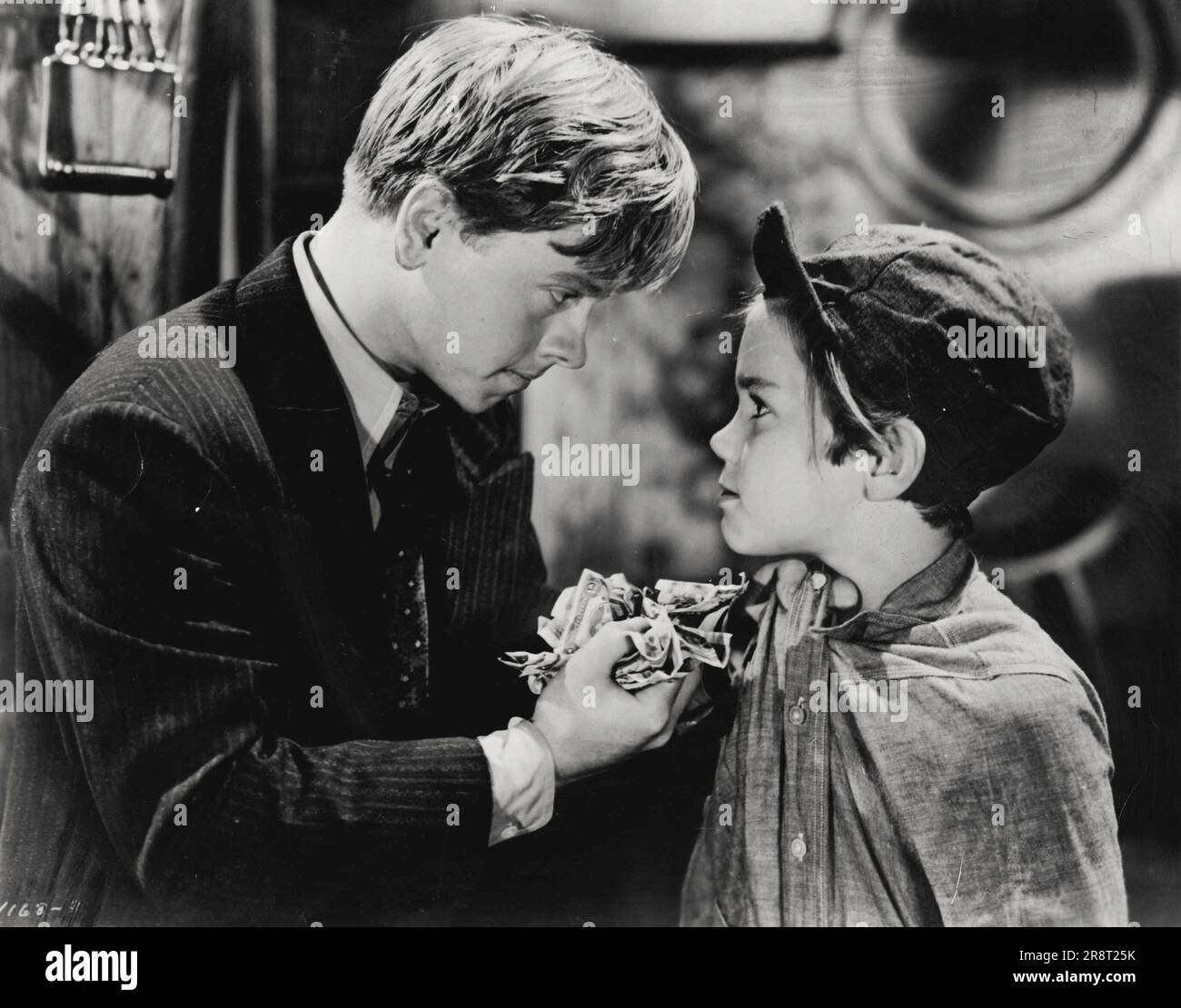 Padre Flanagan ha detto al comitato legislativo che indaga sullo scandalo della Whittier state School di avere il più giovane ladro al mondo a Boys Town. "Aveva otto anni e mezzo, quando fu condannato”. In questa scena dal film 'Whitey Marsh' (Mickey Rooney) trova che Darryl Hickman, giovane fuggito dalla scuola di riforma schermo ha commesso rapina. Novembre 04, 1947. Foto Stock