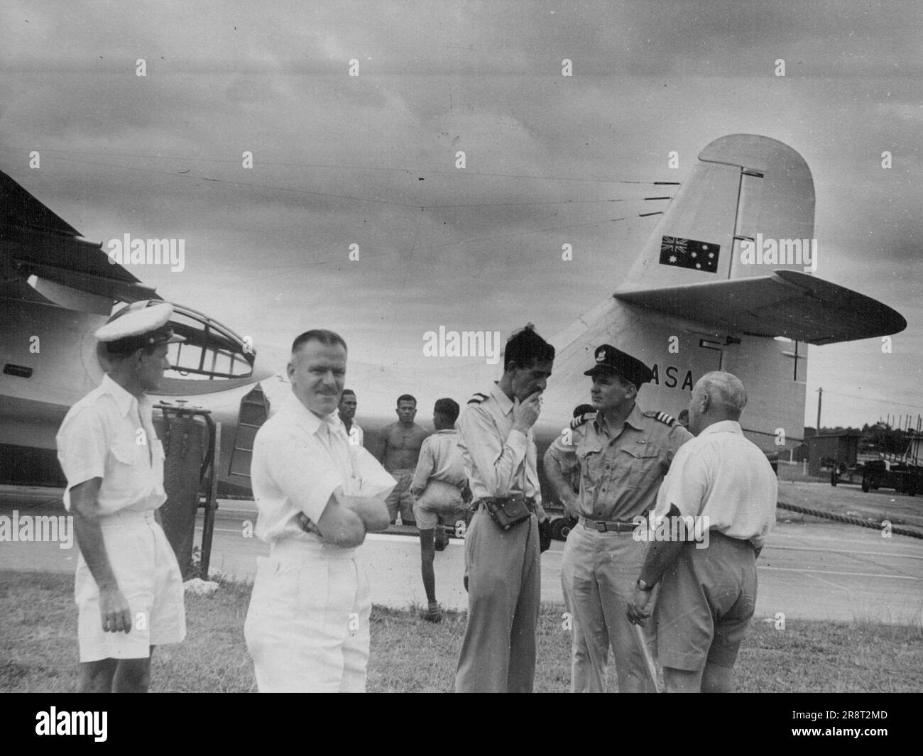 Capitano P.G. Taylor's Survey Flight per l'aeroporto di Laucala Bay in Cile, Suva, prima di decollare da Apia, il 17 marzo 1951. G. Edwards, Fiji Customs, Bert Henry, Senior mail Clerk, J. Percival, Direttore esecutivo, Capt. H. Purvis, primo ufficiale, ingegnere A. Wills che rappresenta una delle compagnie petrolifere. 1 gennaio 1951. Foto Stock