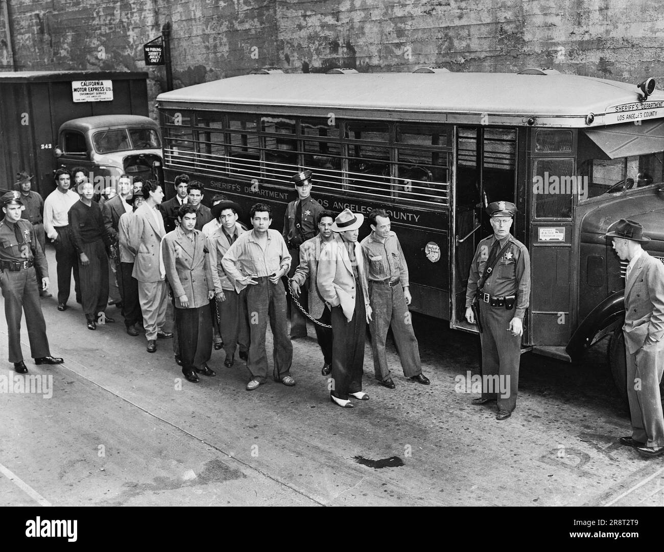 Prigionieri allineati fuori prigione dopo altercation con i marinai degli Stati Uniti durante i tumulti di Zoot Suit, Los Angeles, California, Stati Uniti, Acme Newpictures, Inc., New York World-Telegram and the Sun Newspaper Photograph Collection, 1943 Foto Stock