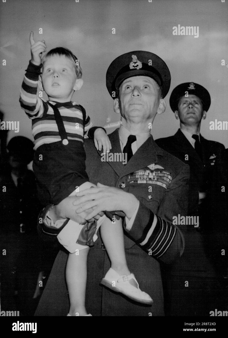 Guarda la Battaglia di Gran Bretagna Flypast -- Maresciallo della Royal Air Force Lord Tedder e il giovane figlio Richard guardare la RAF-U.S Air Force 250-plane sorvolano Londra to-DAT settembre 15 per commemorare la battaglia del 1940 della Gran Bretagna. Settembre 15, 1949. (Foto per foto stampa associata). Foto Stock