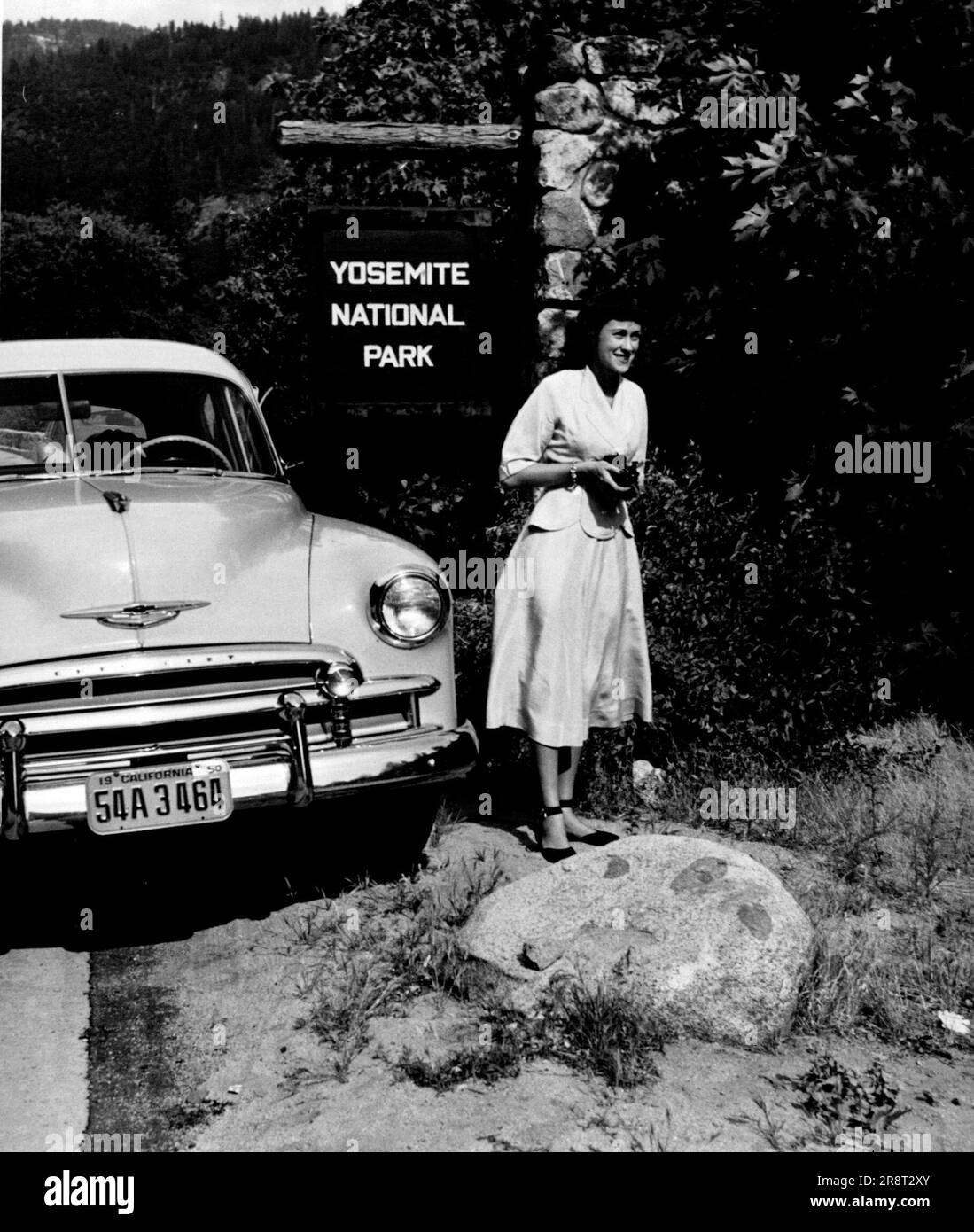 Carol, un'ardente cassettera, scatta una foto all'ingresso del parco. Settembre 01, 1950. (Foto di Look Magazine). Foto Stock