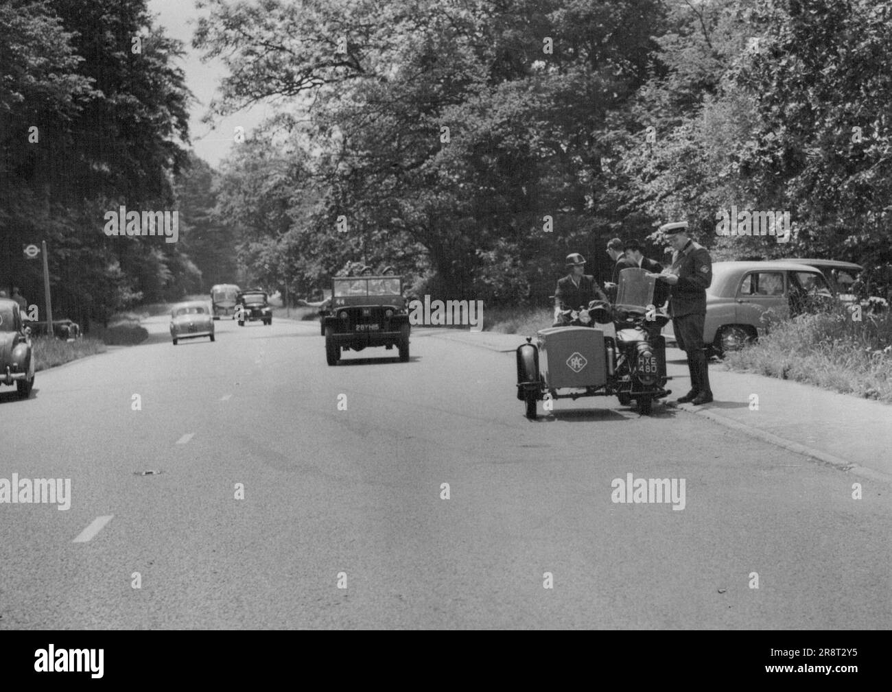 Duca di Kent in Road Smash, un pattugliatore R.A.C. sulla scena dell'incidente. Il duca di Kent, fu portato in ospedale al giorno dopo un incidente stradale nei pressi di Sunningdale, nel Berkshire. Il freno di sparo che stava guidando era in collisione con un'altra auto guidata da un signor R.J. Higton, di Kensington. Il signor Higton era solo leggermente ferito. 20 giugno 1954. (Foto di Daily mail Contract Picture). Foto Stock