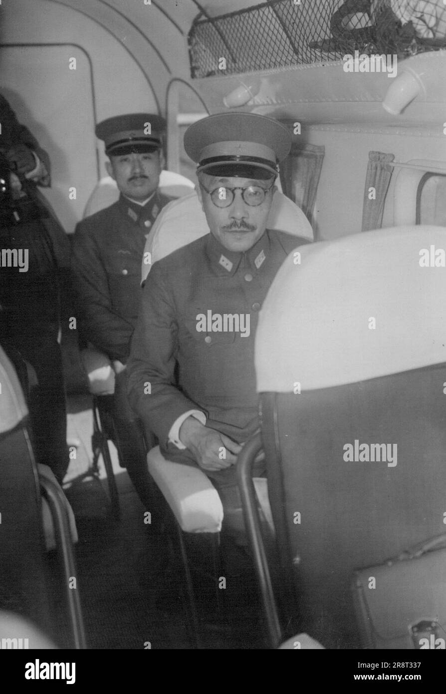 Rendere omaggio al Santuario di Meiji -- il Ministro della Nuova Guerra, il tenente generale Hideki Tojo, è visto come ritirando il Santuario di Meiji dopo aver pagato gli omaggi, nel pomeriggio ha lasciato l'aeroporto di Haneda per i Grand Shrines di ISE per riferire che è stato nominato ministro di guerra. Luglio 23, 1940. (Foto delle Foto di Domei News). Foto Stock