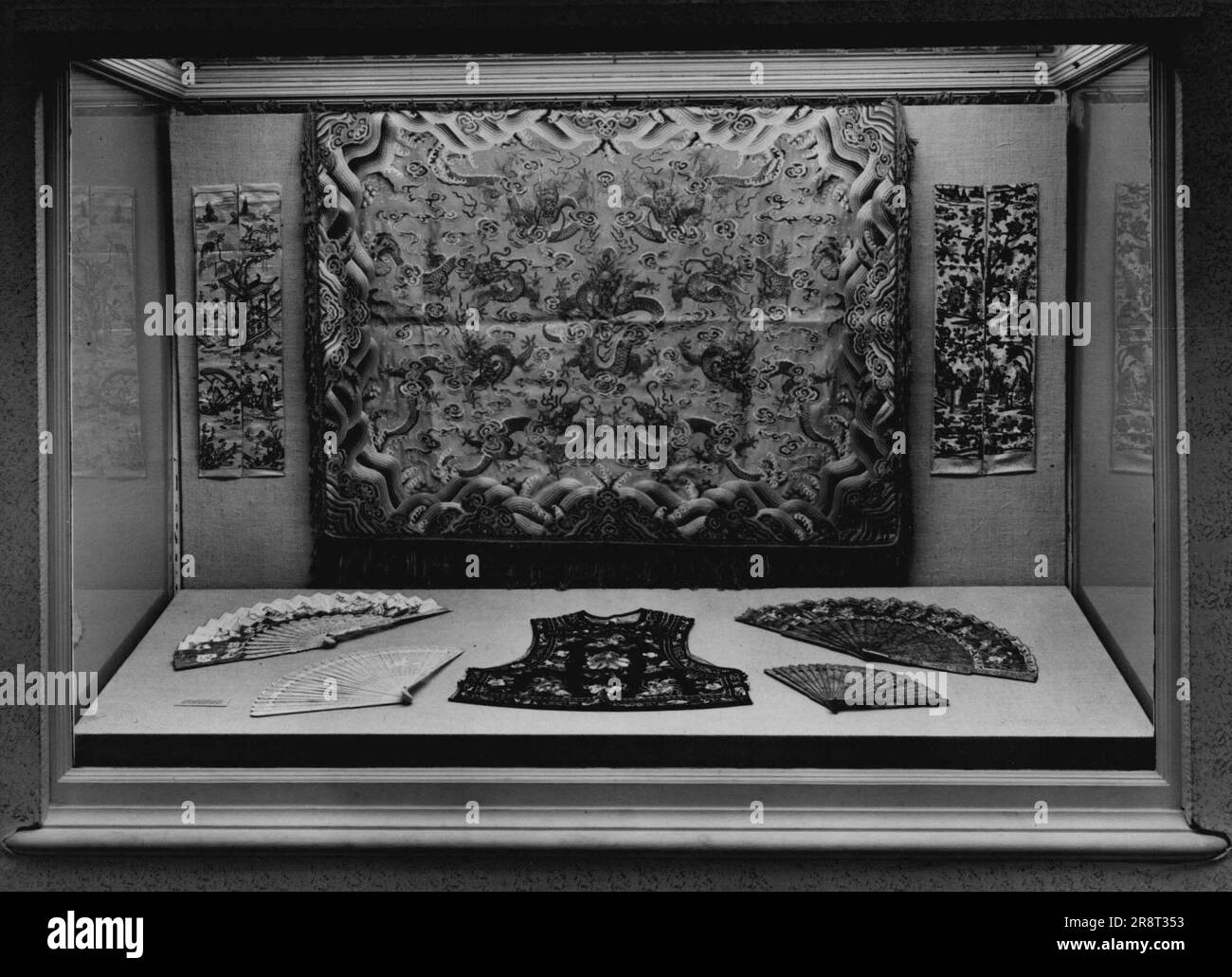 La Regina Maria presenta la Collezione alla Vittoria e Alberto -- pannelli ricamati cinesi del XVIII e XIX secolo e fan tra la collezione presentata dalla Regina Maria al Victoria and Albert Museum. H.M. La regina Maria ha appena donato 110 articoli al Victoria and Albert Museum, di cui è una visitatrice abituale e generosa benefattore. La gft, dalla sua collezione privata, a Marlborough House, comprende oltre 70 fan del XVIII e XIX secolo, pizzi e ricami cinesi e turchi. 23 aprile 1952. (Foto di Fox Photos). Foto Stock