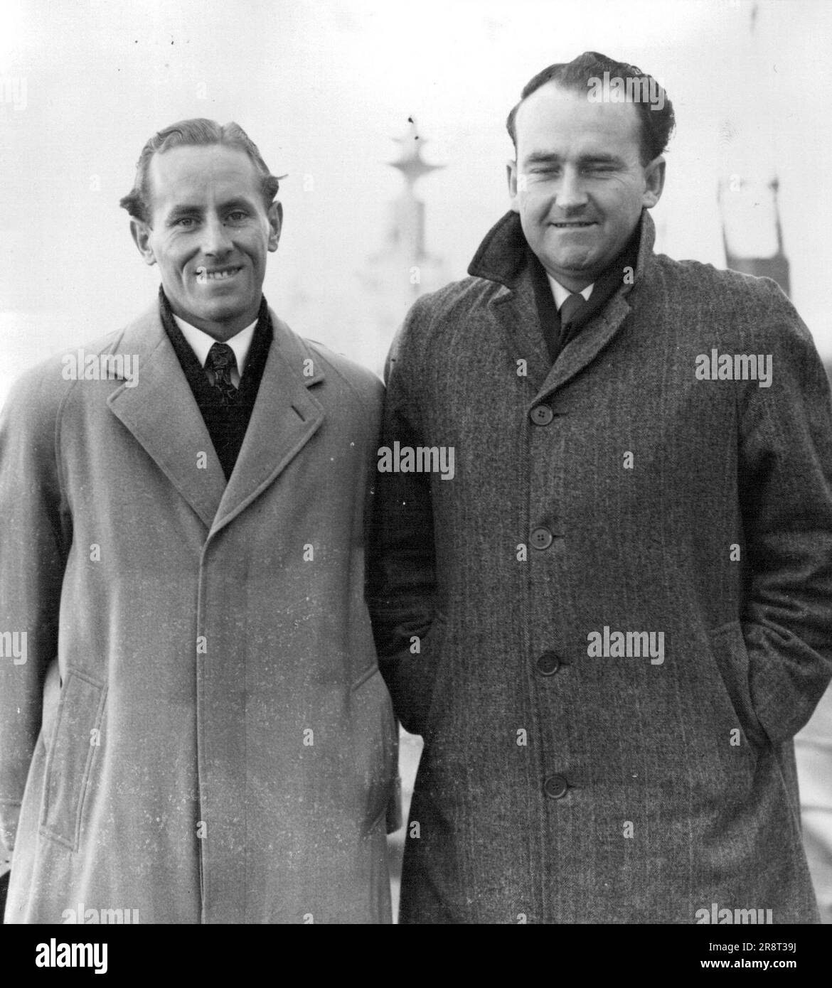 Qualcosa in comune -- Arrivi a bordo della linea 'Orcades' che attraccò a Southampton a giorno (Martedì) erano MR. G.E. Tribe (a sinistra) - ex cricketer di prova, che è tornato in Inghilterra dall'Australia per giocare a cricket nella lega del Lancashire centrale. Con lui è il signor D. Fothergill, che è qui per uno scopo simile. Suonerà cricket professionale nella Lancashire League, e prima di salire a bordo del liner un Australia, si sposò. Sua moglie arrivò con lui. Marzo 01, 1949. (Foto di Reuterphoto). Foto Stock