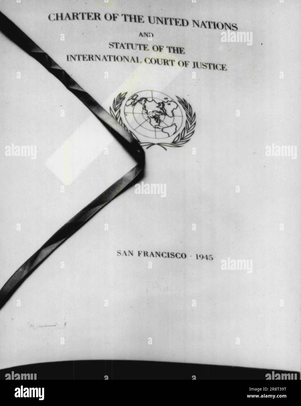 Pagina del titolo del Capitolo delle Nazioni Unite -- questa è la pagina del titolo del capitolo delle Nazioni Unite firmato qui il 26 giugno al termine della Conferenza delle Nazioni Unite. Giugno 28, 1945. (Foto di AP Wirephoto) Foto Stock