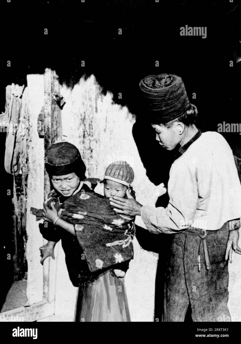 Oltre la frontiera cinese: L'approccio dalla Birmania -- Una donna cinese Shan che indossa un caratteristico alto turbante conico di stoffa blu scuro. Giugno 7, 1938. Foto Stock