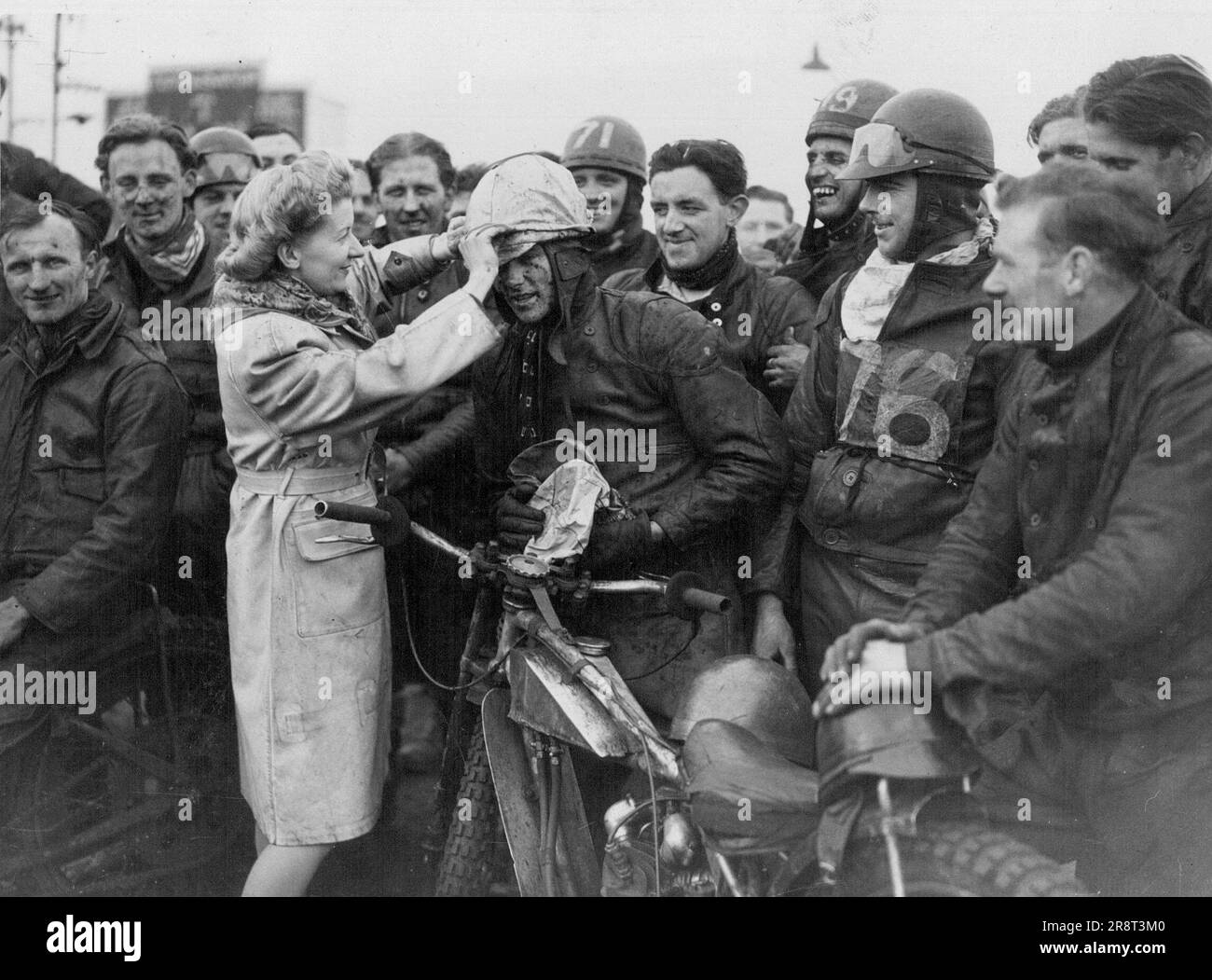 Un altro australiano: La signora 'Tiger' Stevenson, una ragazza di Sydney, che ha sposato il famoso pilota inglese 'Tiger' Stevenson speedway durante una delle sue visite australiane, ora lo aiuta con 77 allievi alla sua scuola di speedway. Aprile 19, 1947. Foto Stock