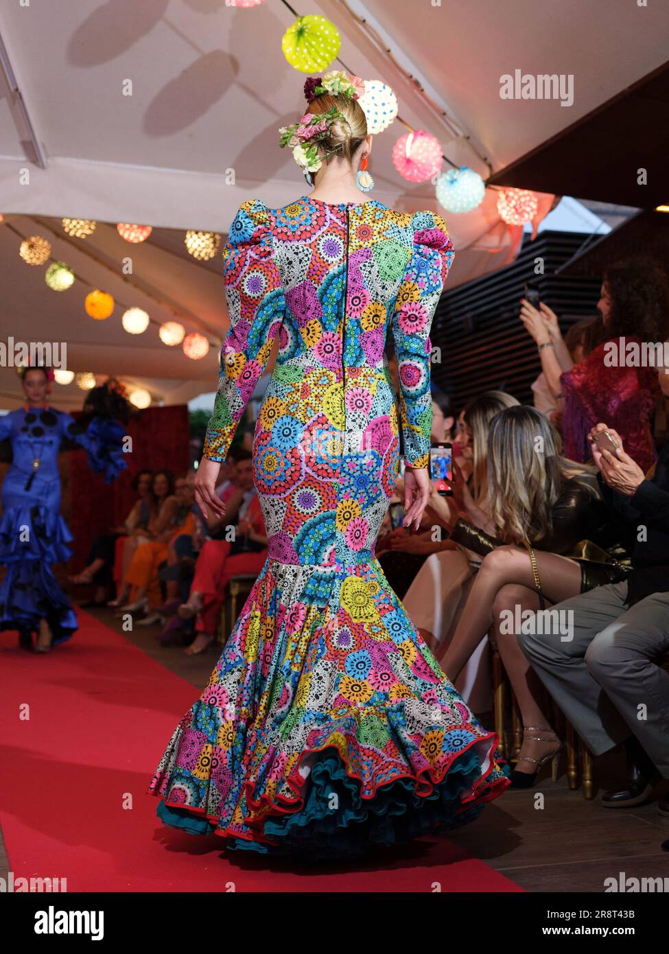 Una modella cammina lungo la pista durante la SIMOF Flamenco Fashion Week Madrid 2023 show al Welinton Hotel di Madrid, 21 giugno 2023. Spagna Foto Stock