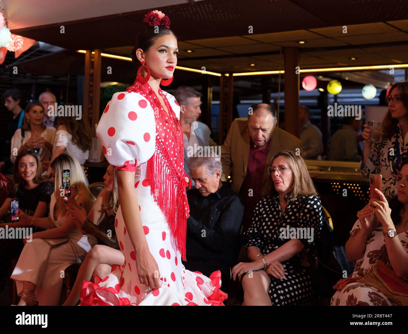 Una modella cammina lungo la pista durante la SIMOF Flamenco Fashion Week Madrid 2023 show al Welinton Hotel di Madrid, 21 giugno 2023. Spagna Foto Stock