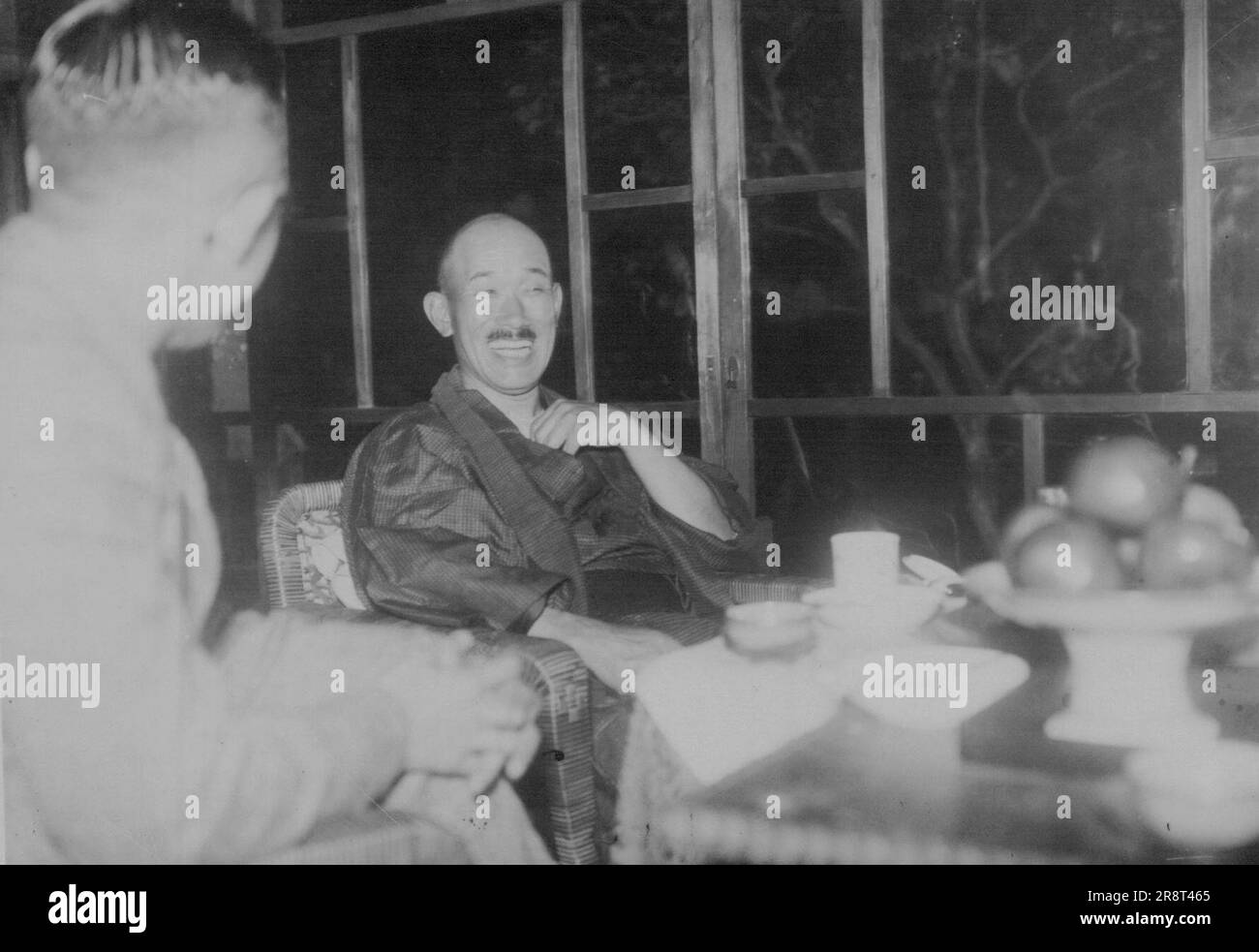 Tokyo..... Pace Laughing....l'ammiraglio Sankichi Takahashi, Comandante-in-Capo della flotta combinata, è stato preso come rendere facile a casa in vestiti giapponesi dopo le manovre navali autunnali e la grande revisione navale a Osaka Bay su 29th ultimo. Novembre 1, 1911. (Foto del servizio Foto di Domei News). Foto Stock