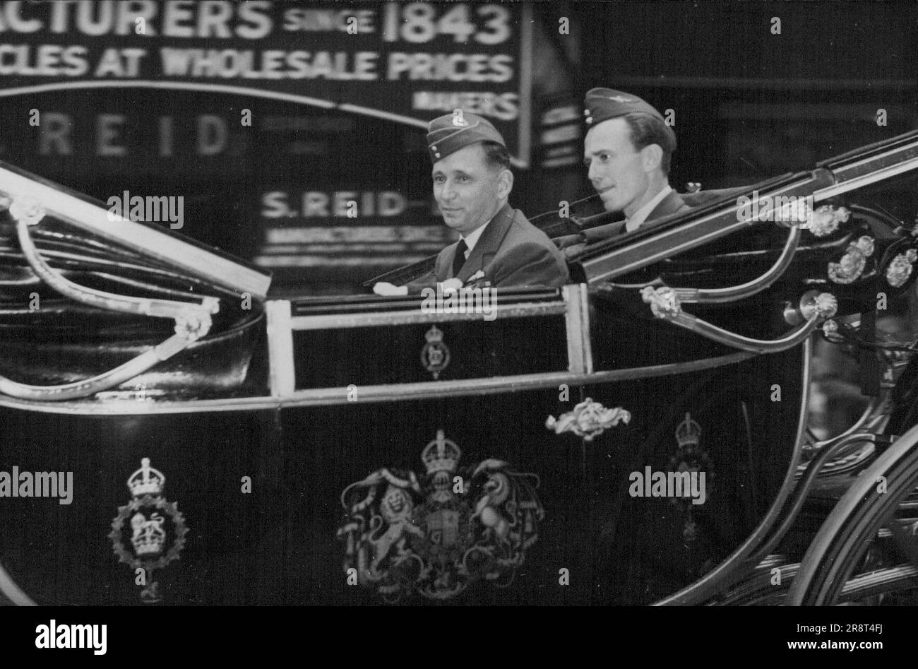 Maresciallo del H.A.F. Lord Tedder riceve la libertà della Città di Londra -- Lord Tedder guidando attraverso Fleet Street verso la Guildhall. 28 maggio 1946. (Foto di Sport & General Press Agency, Limited). Foto Stock