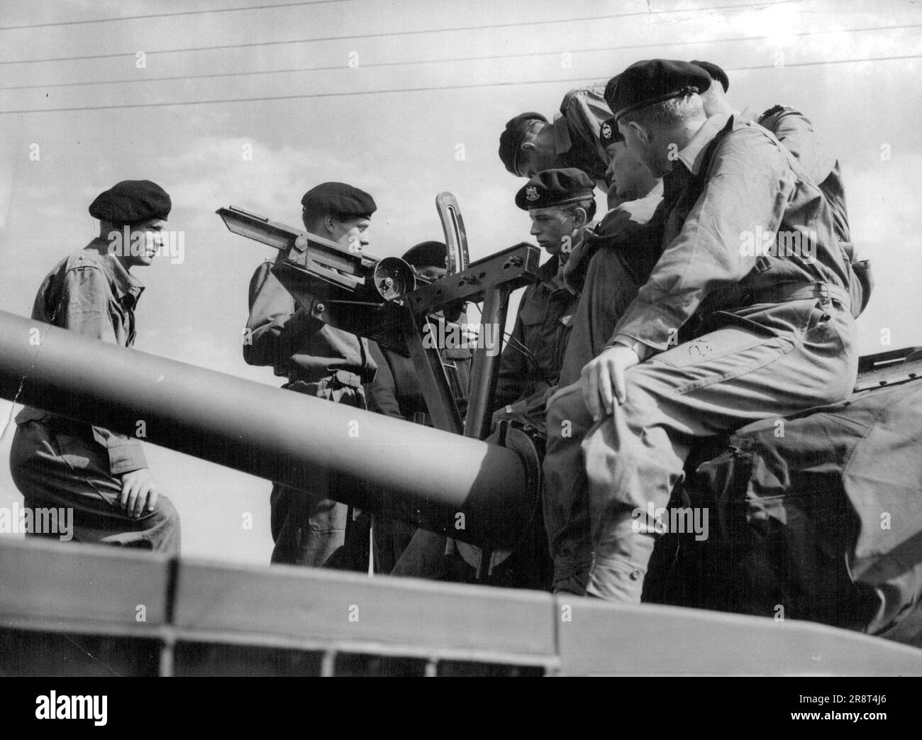 Lezione di Tank-Top per il Duca di Kent - con altri giovani ufficiali dell'esercito, il Duca di Kent, recentemente commissionato come secondo luogotenente nei Royal Scots Greys, si trova (figura più bassa a destra) in cima ad una Scuola di Centurion, Lulworth, Dorset, oggi (Giovedi). Settembre 1, 1955. (Foto di Reuterphoto). Foto Stock