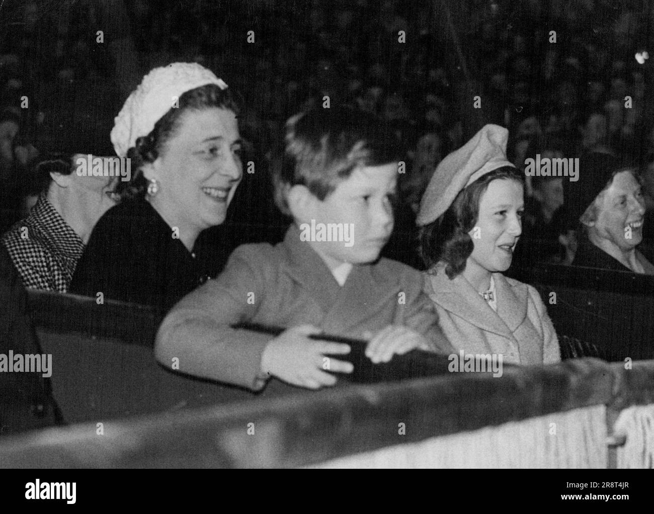 La Duchessa al Circo -- la Duchessa del Kent prese i suoi tre figli - il principe Michael principessa Alexandra e il principe George per vedere Bertram Mills Circus a Reading (Berks). Le antiche del clown divertono molto la duchessa. 08 maggio 1946. (Funzioni Foto per speculare). Foto Stock