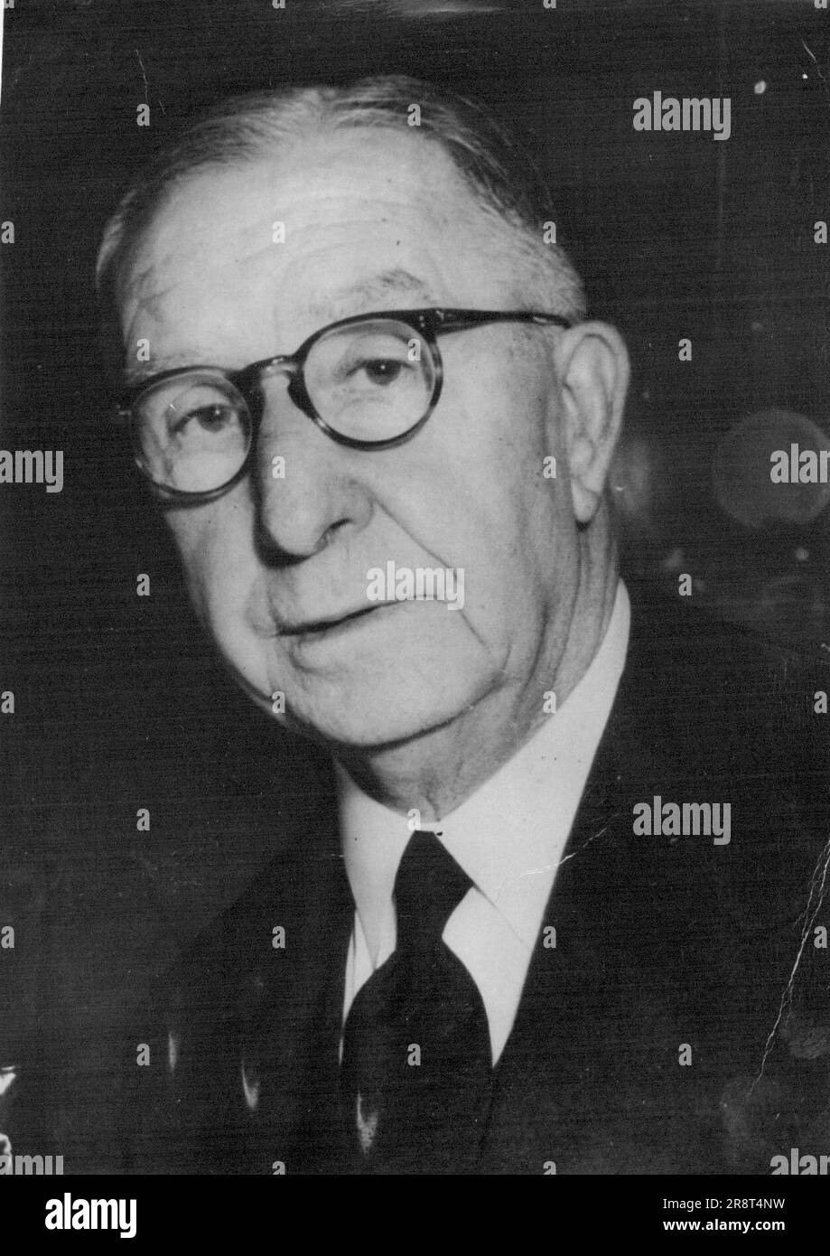 Il signor Tilley si dimette da presidente del cambiamento il signor Tilley il signor F. E. Tilley si è dimesso dalla carica di presidente della Borsa di Sydney e delle borse associate australiane, e anche dal comitato del cambiamento di Sydney. Le dimissioni sono dovute alla cattiva salute e allo sforzo di lavoro eccessivo. Tilley è stato presidente della Borsa di Sydney ininterrottamente per quasi 12 anni, e presidente dal 1939 al 1941. Durante gli anni della guerra, il signor Tilley ricadde su pesanti responsabilità, e spesso si è posto in primo piano in negoziati estremamente delicati con il governo. Tra questi figurano… Foto Stock