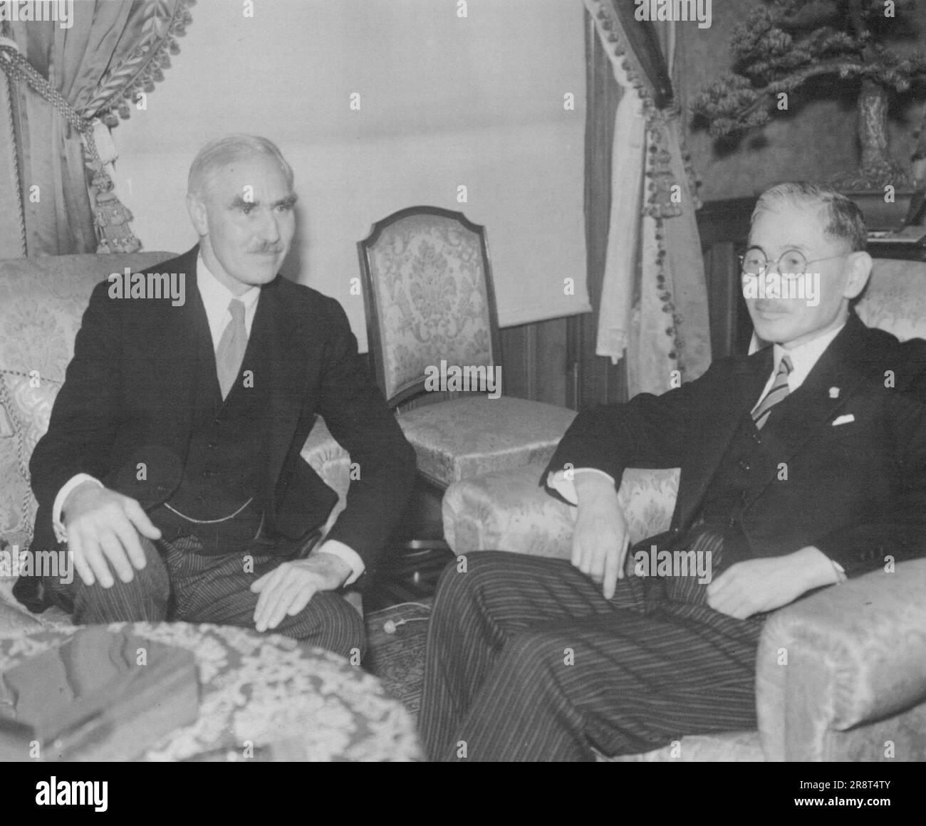 Il Togo è conforme agli standard sulle emissioni U.S. Ambassodor ... Il ministro degli Esteri Shigenori Togo per il tempo da quando la sua assunzione del posto ha ricevuto 11 ambasciatori stranieri, tra cui l'ambasciatore americano Joseph C. è cresciuto, visto a sinistra, questo pomeriggio, nella sua residenza ufficiale. Ottobre 30, 1941. (Foto del servizio Foto di Domei News). Foto Stock