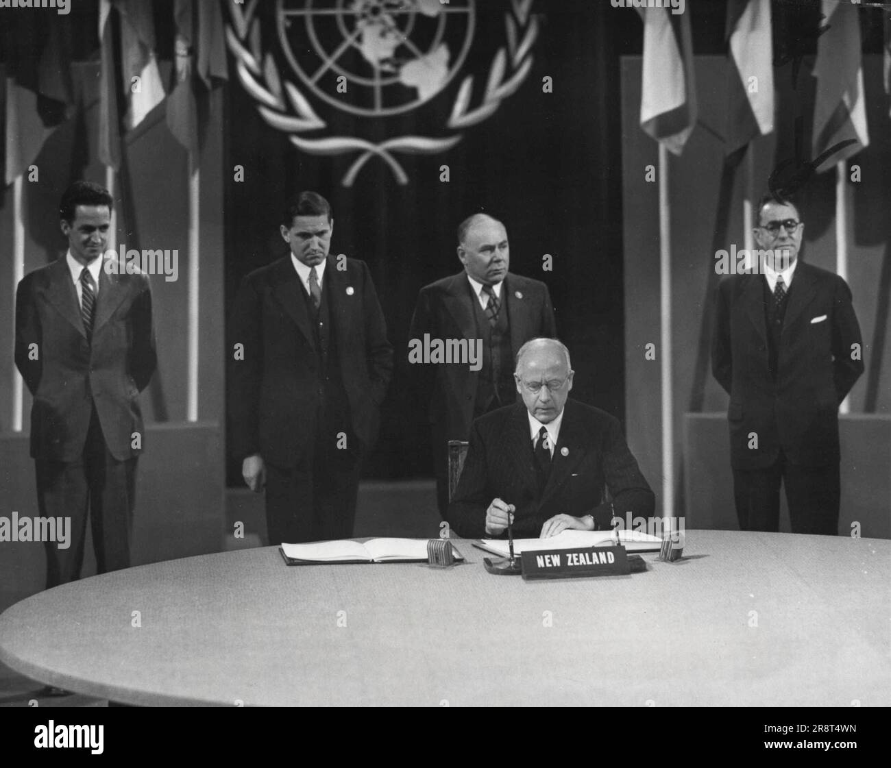 Peter Fraser, primo Ministro della Nuova Zelanda, firma il capitolo sulla sicurezza delle Nazioni Unite a San Francisco. Luglio 30, 1945. (Foto per foto stampa associata). Foto Stock