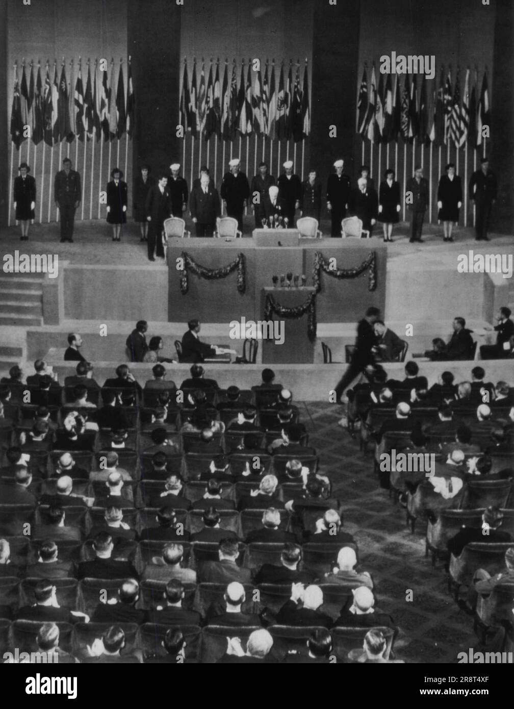 Stettinius apre la Conferenza -- il Segretario di Stato Edward Stettinius apre oggi la Conferenza sulla sicurezza delle Nazioni Unite con la sua introduzione al discorso radiofonico del Presidente Harry S. Truman. Aprile 25, 1945. (Foto di AP Wirephoto). Foto Stock
