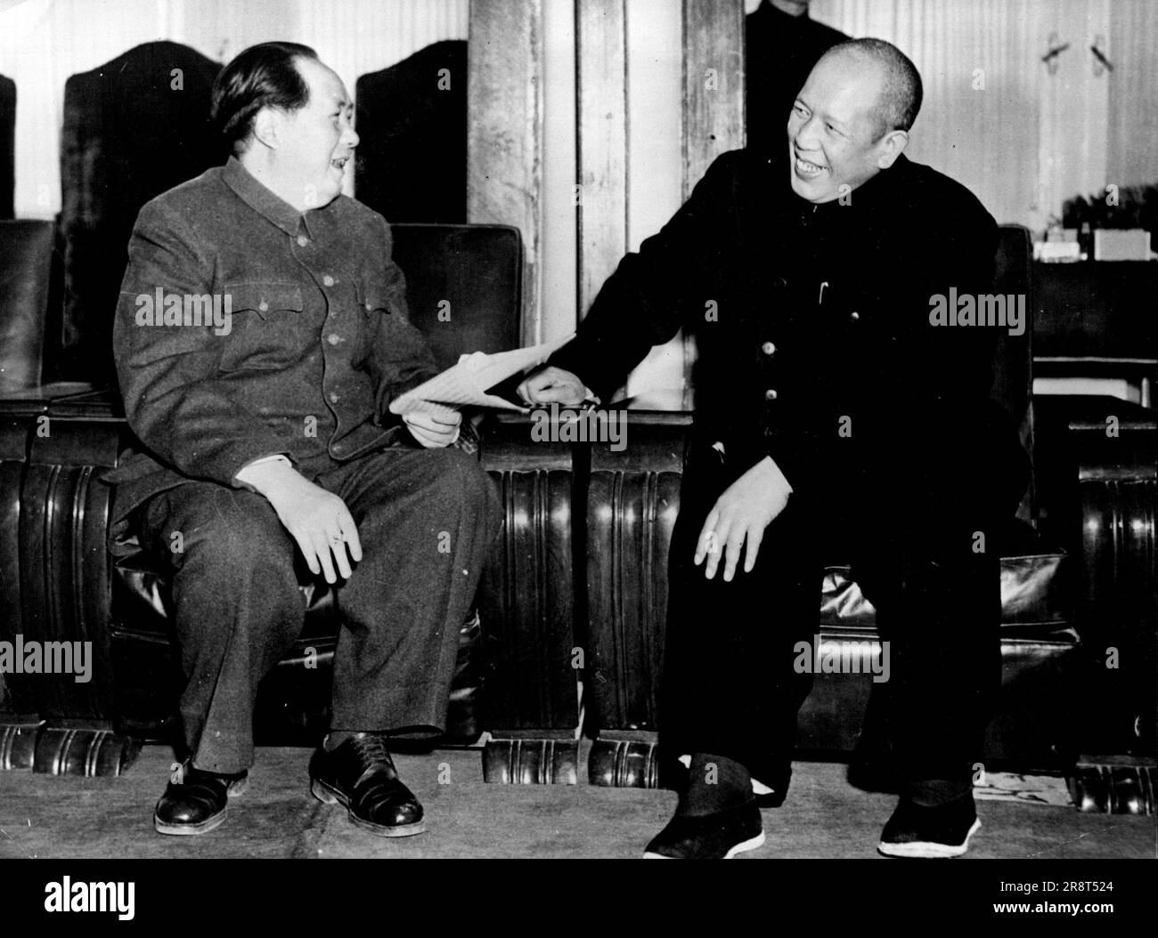 Mao TSE-Tung sembra affabile e disarmante mentre chiacchiera con Burly li Wei-han, direttore della Commissione degli affari di nazionalità. Febbraio 27, 1952. (Foto di Camera Press Ltd). Foto Stock