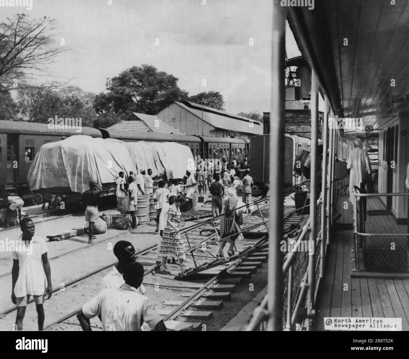 Nile Voyage -- il lungo treck da Mombasa, sulla costa dell'Oceano Indiano dell'Africa, al Cairo, alla foce mediterranea del Nilo, è rotto al Lago Vittoria. Qui termina la linea ferroviaria Kenya-Uganda, e i passeggeri saliscono a bordo dei piroscafi del fiume per il viaggio lungo il leggendario Nilo. 5 maggio 1950. (Foto di North American Newspaper Alliance, Inc.). Foto Stock