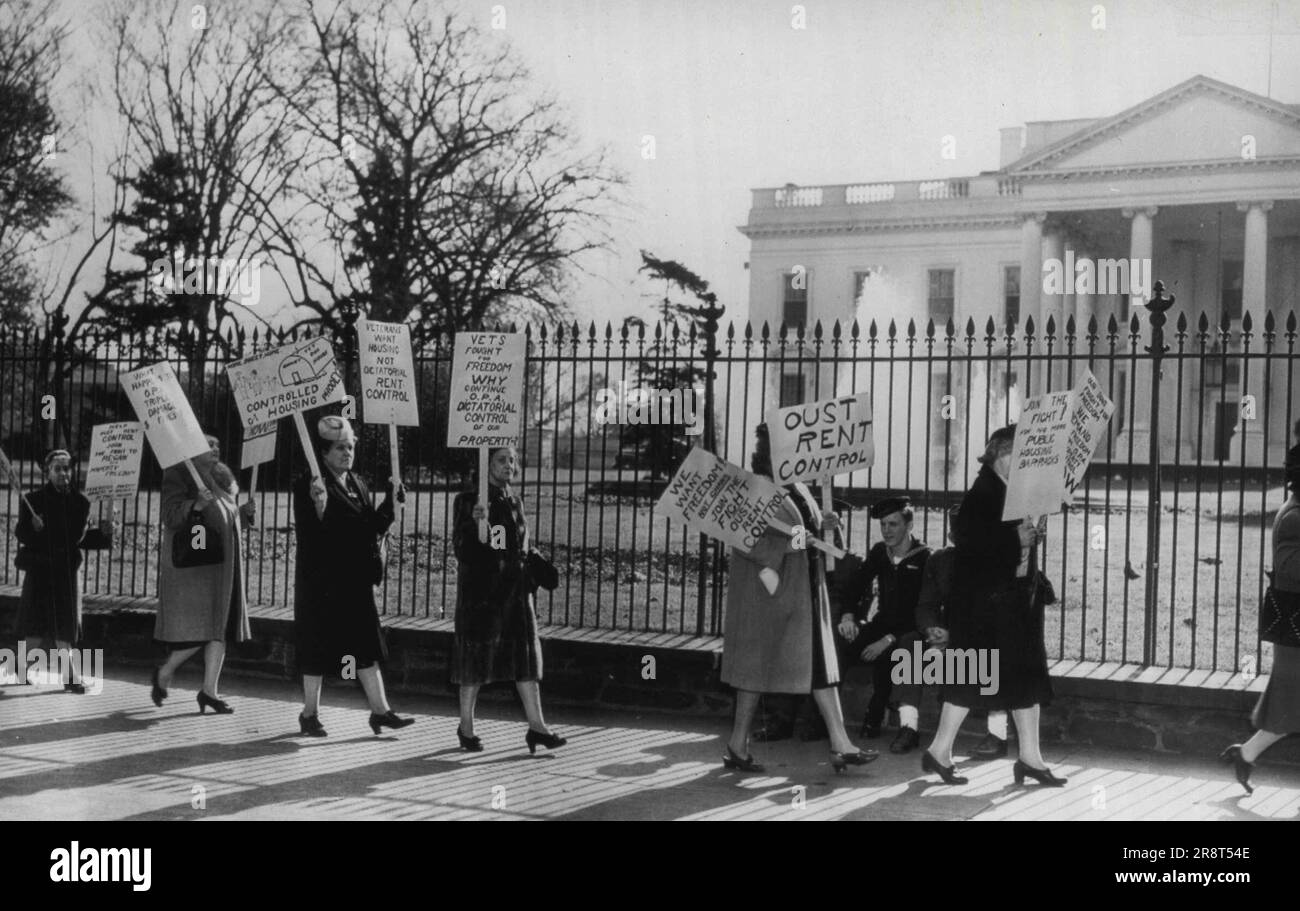 Detroit Landladies Picket Casa Bianca -- sette landladies da Detroit portare cartelloni lungo Pennsylvania Avenue di fronte alla Casa Bianca oggi, nel loro diritto contro i controlli di affitto. Alcuni dei loro segnali recitavano: 'Controllo dell'affitto dell'Oust' e 'i veterani vogliono l'alloggio, non il controllo dell'affitto dittatoriale. " 19 novembre 1946. (Foto di AP Wirephoto). Foto Stock