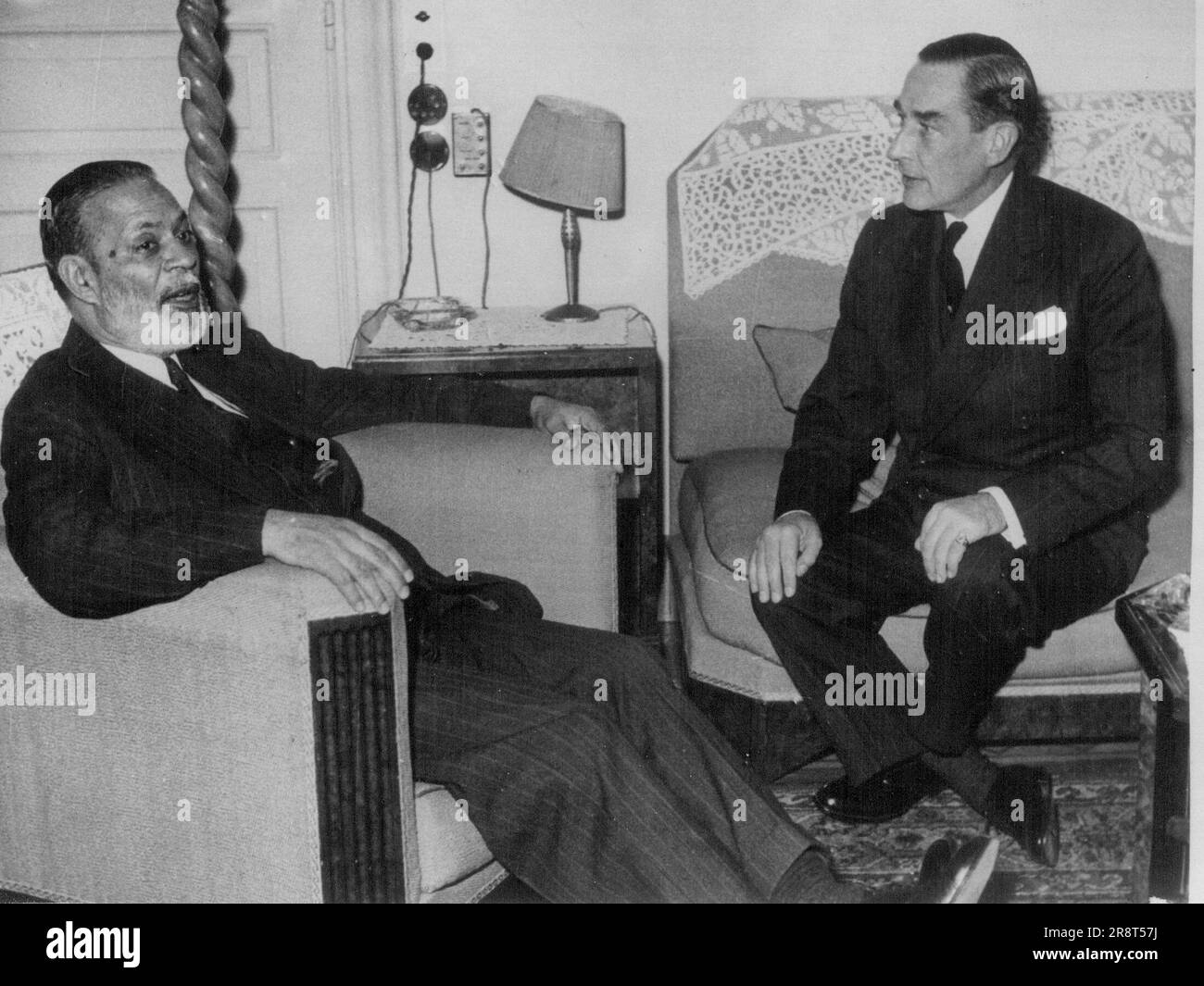 L'ambasciatore britannico vede il ministro degli Esteri pakistano al Cairo -- il ministro degli Esteri pakistano, Sir Zafrullah Khan (a sinistra), chiacchiera con l'ambasciatore britannico in Egitto, Sir Ralph Stevenson, durante un incontro qui. Sir Zafrullah ha anche chiamato Aly Maher Pasha primo ministro egiziano. Le relazioni anglo-egiziane erano tra le questioni discusse. 28 febbraio 1952. (Foto di Planet News). Foto Stock