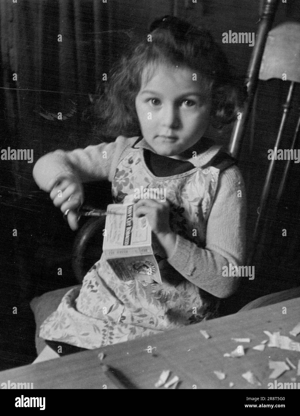 Tania di quattro anni avrà la George Cross di sua madre -- Tania Szabo di quattro anni, figlia della signora Violette Szabo, che avrà la George Cross di sua madre, premiata per l'eroismo mostrato quando nelle mani della Gestapo. Signora Szabo, 24 anni, ragazza inglese vedova di un ufficiale della Legione straniera francese, diventata agente segreto quando suo marito fu ucciso, per "riprendersi da sola". Nella sua terza missione - paracadutismo in Francia sei giorni dopo l'invasione delle armate - fu circondata dalla Gestapo. Ha combattuto con una pistola Sten fino a quando non e' caduta esausta. Nezis la torturò ma si rifiutò di dare … Foto Stock